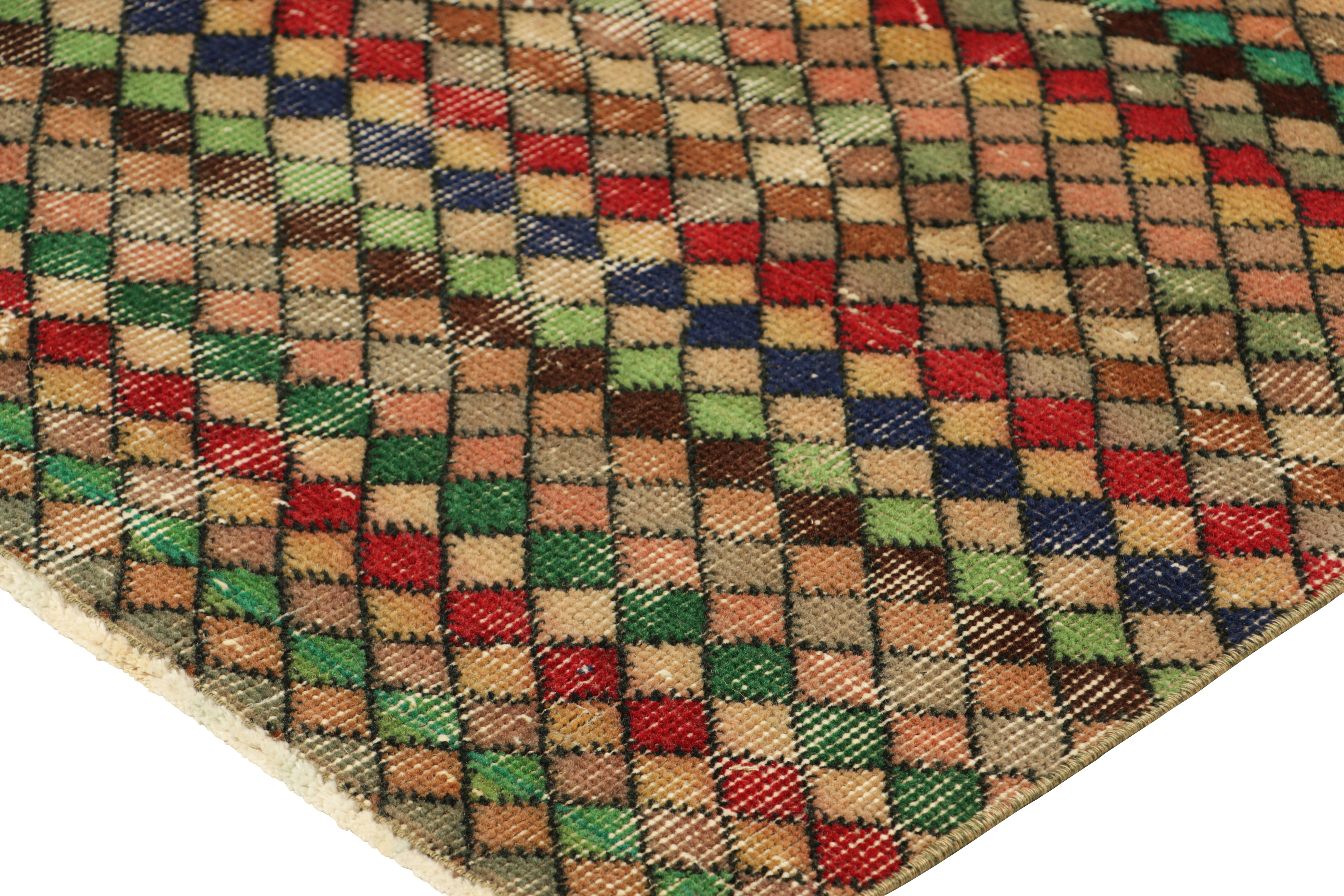 Metà XX secolo Tappeto vintage Zeki Müren con motivi geometrici policromatici, da Rug & Kilim in vendita