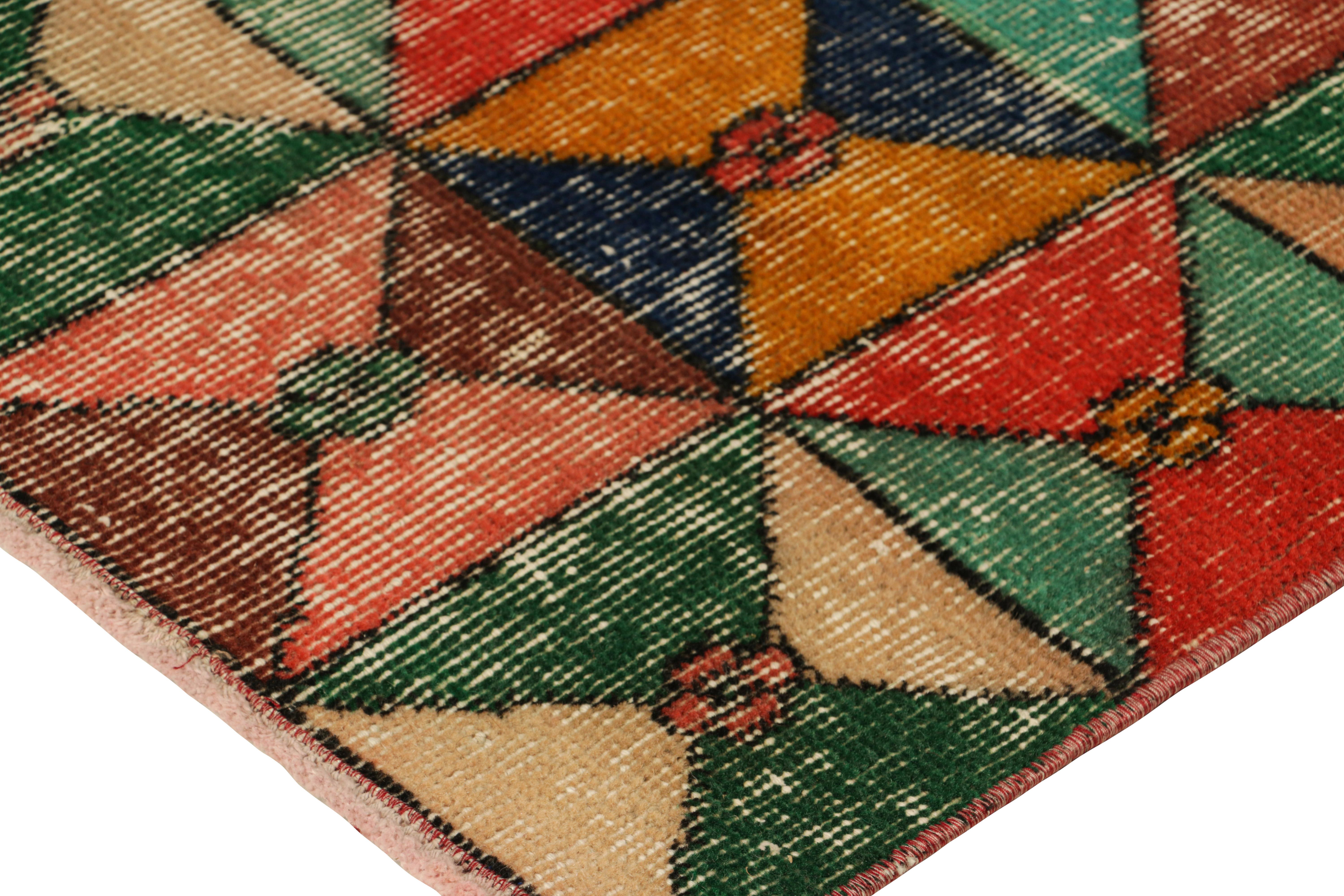 Vintage Zeki Müren Teppich mit polychromen geometrischen Mustern, von Rug & Kilim (Mitte des 20. Jahrhunderts) im Angebot