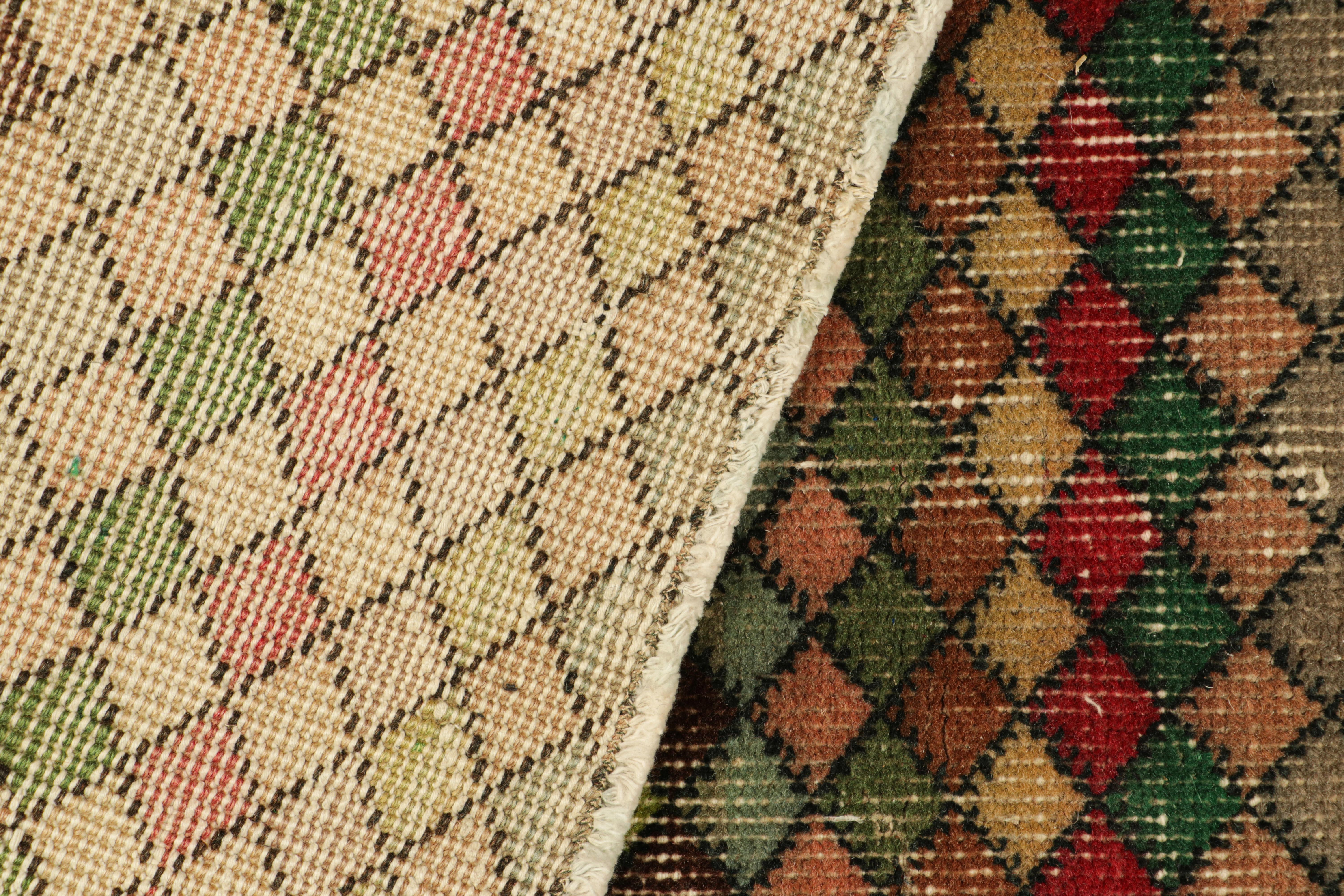 Lana Tappeto vintage Zeki Müren con motivi geometrici policromatici, da Rug & Kilim in vendita