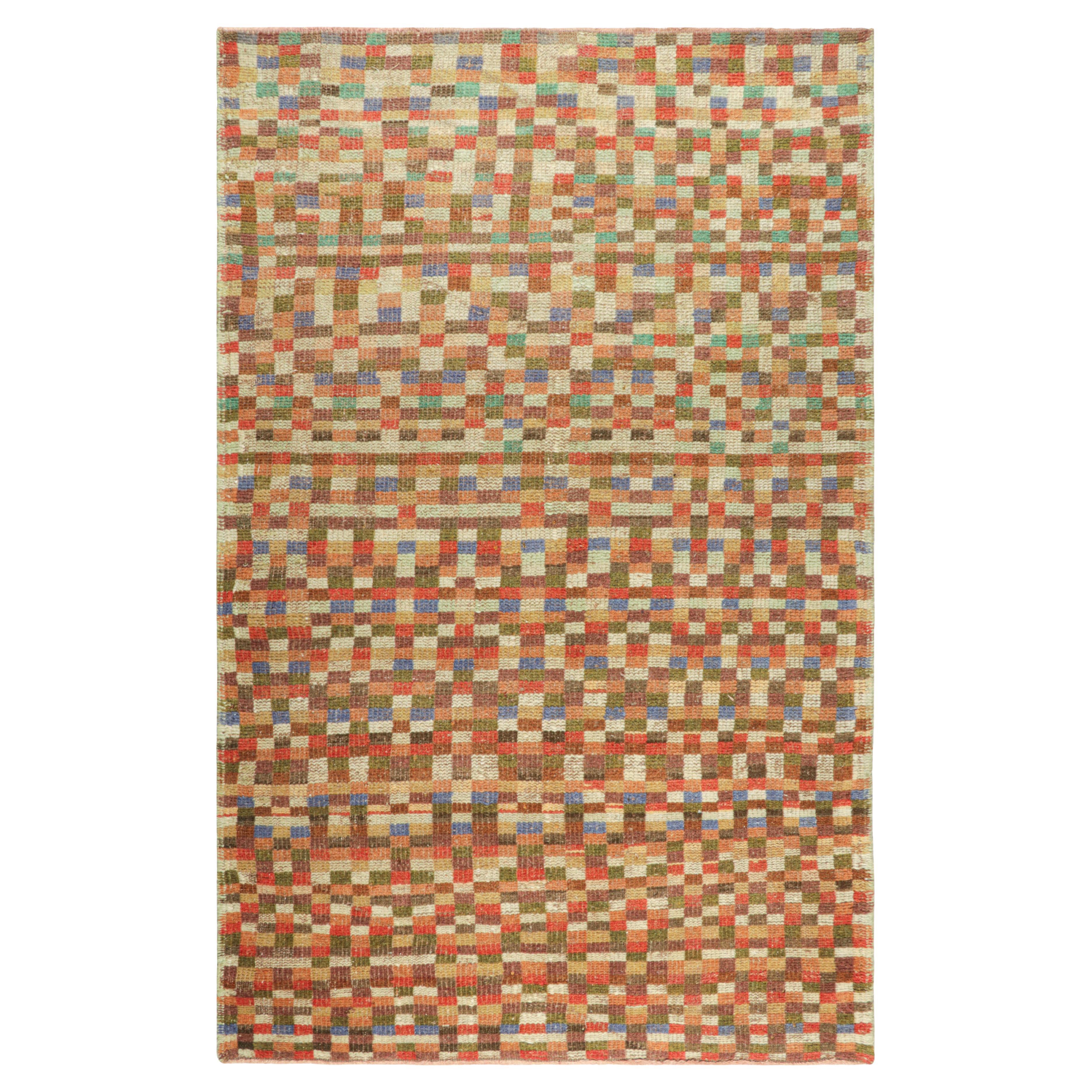 Tappeto vintage Zeki Müren con motivi geometrici policromatici, da Rug & Kilim
