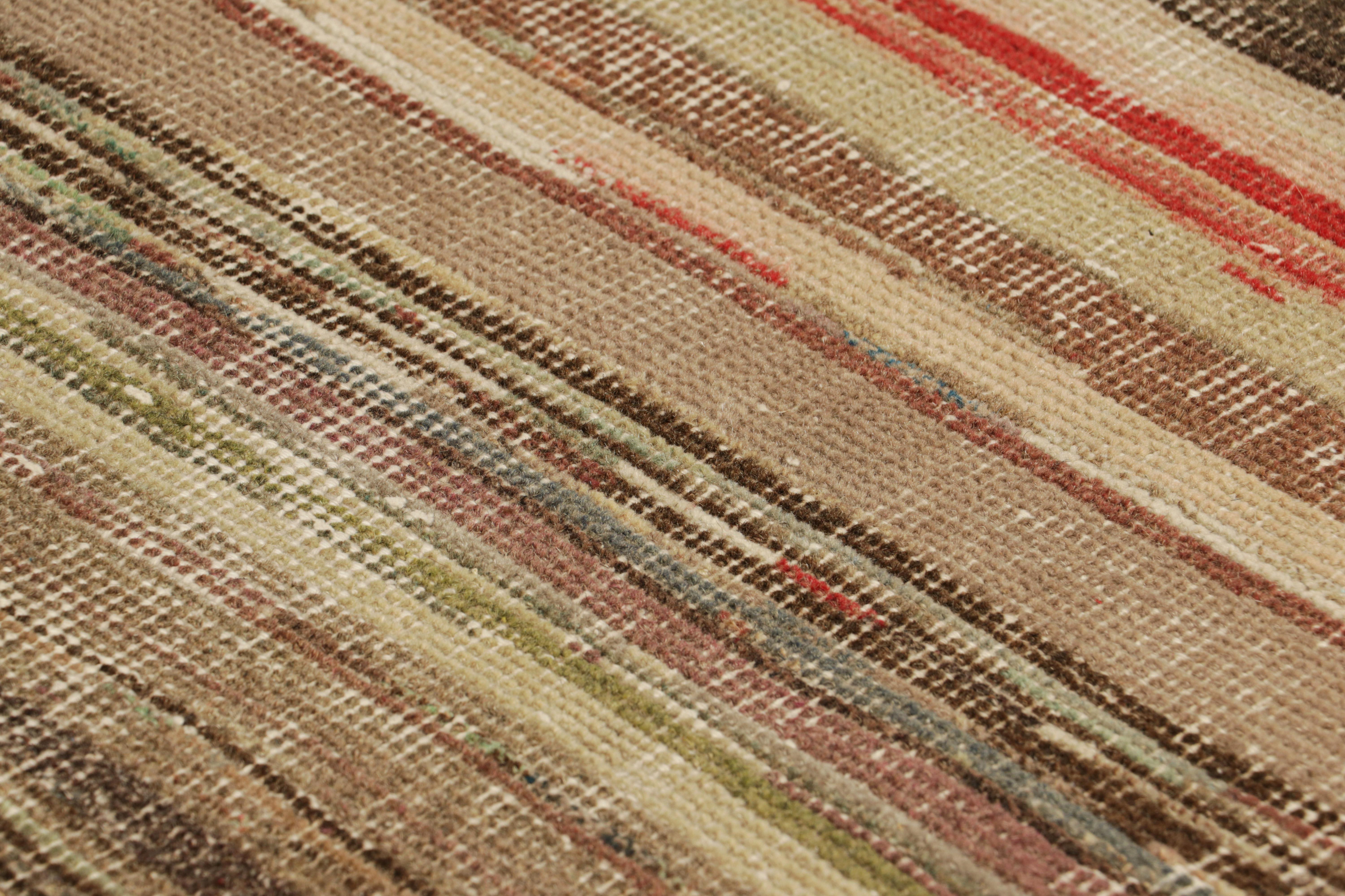 Dieser handgeknüpfte Wollteppich aus der Türkei (ca. 1960-1970) ist eine einzigartige Ergänzung der Rug & Kilim Collection'S. Er besticht durch seine breite Farbpalette und die geometrischen Streifen auf dem Feld. 

Über das Design: 

Bewunderer des