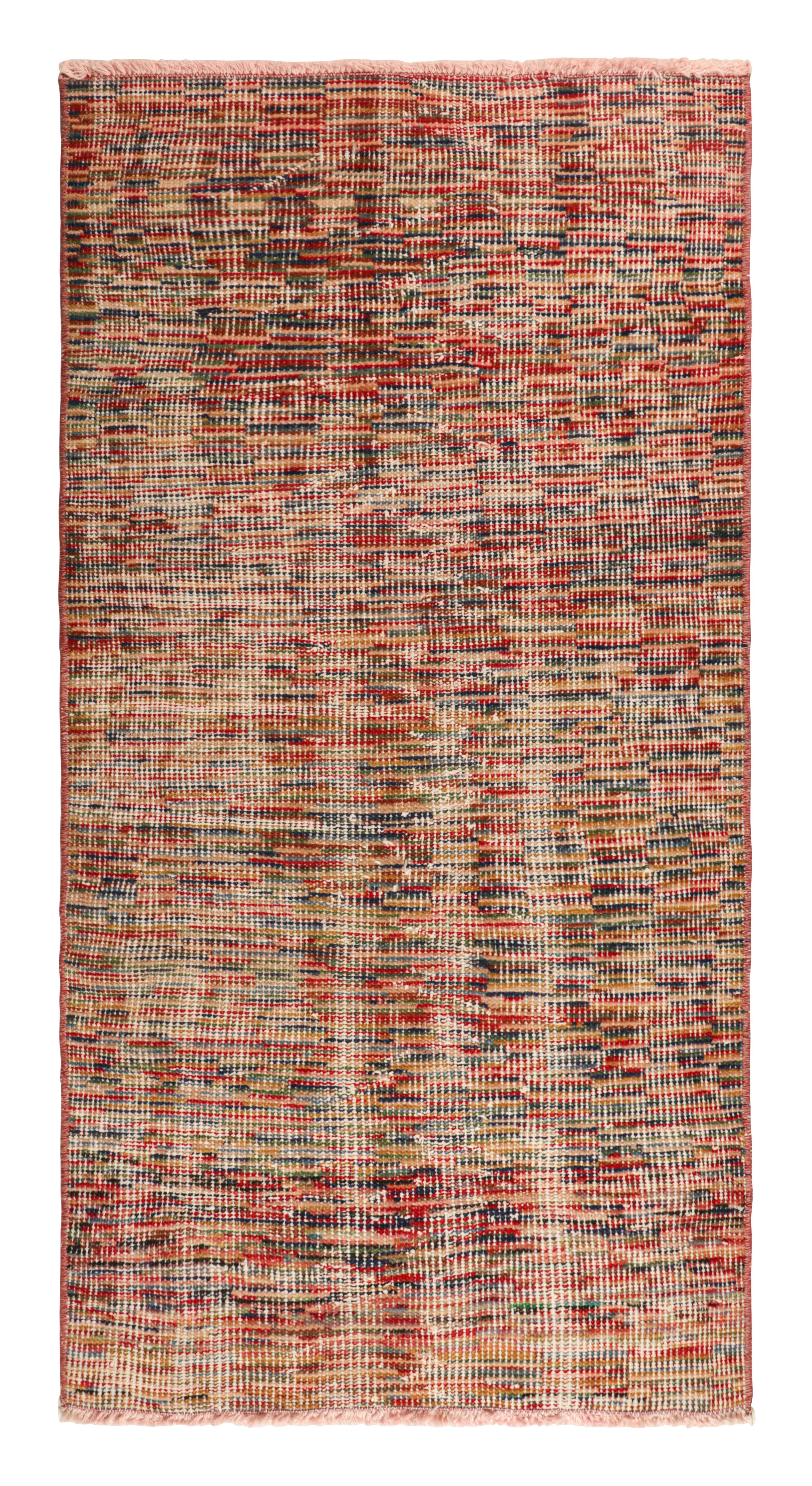 Dieser handgeknüpfte Wollteppich aus der Türkei (ca. 1960-1970) ist eine einzigartige Ergänzung der Rug & Kilim Collection'S. Er besticht durch seine breite Farbpalette und die geometrischen Streifen auf dem Feld. 

Über das Design: 

Bewunderer des