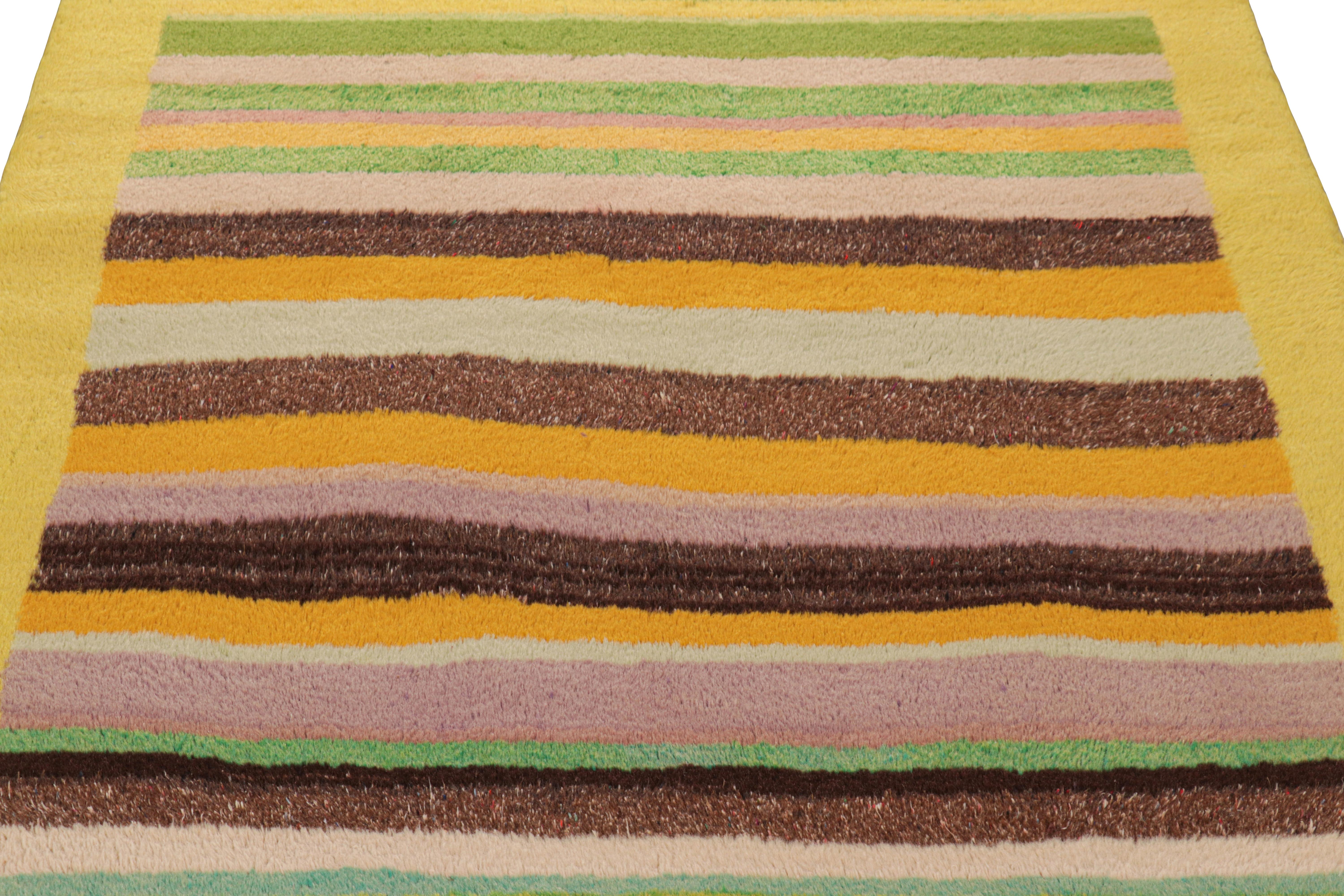 Dieser handgeknüpfte Wollteppich aus der Türkei (ca. 1960 - 1970) ist eine einzigartige Ergänzung der Rug & Kilim Collection'S. Er besticht durch seine breite Farbpalette und die geometrischen Streifen auf dem Feld.

Über das Design: 

Bewunderer