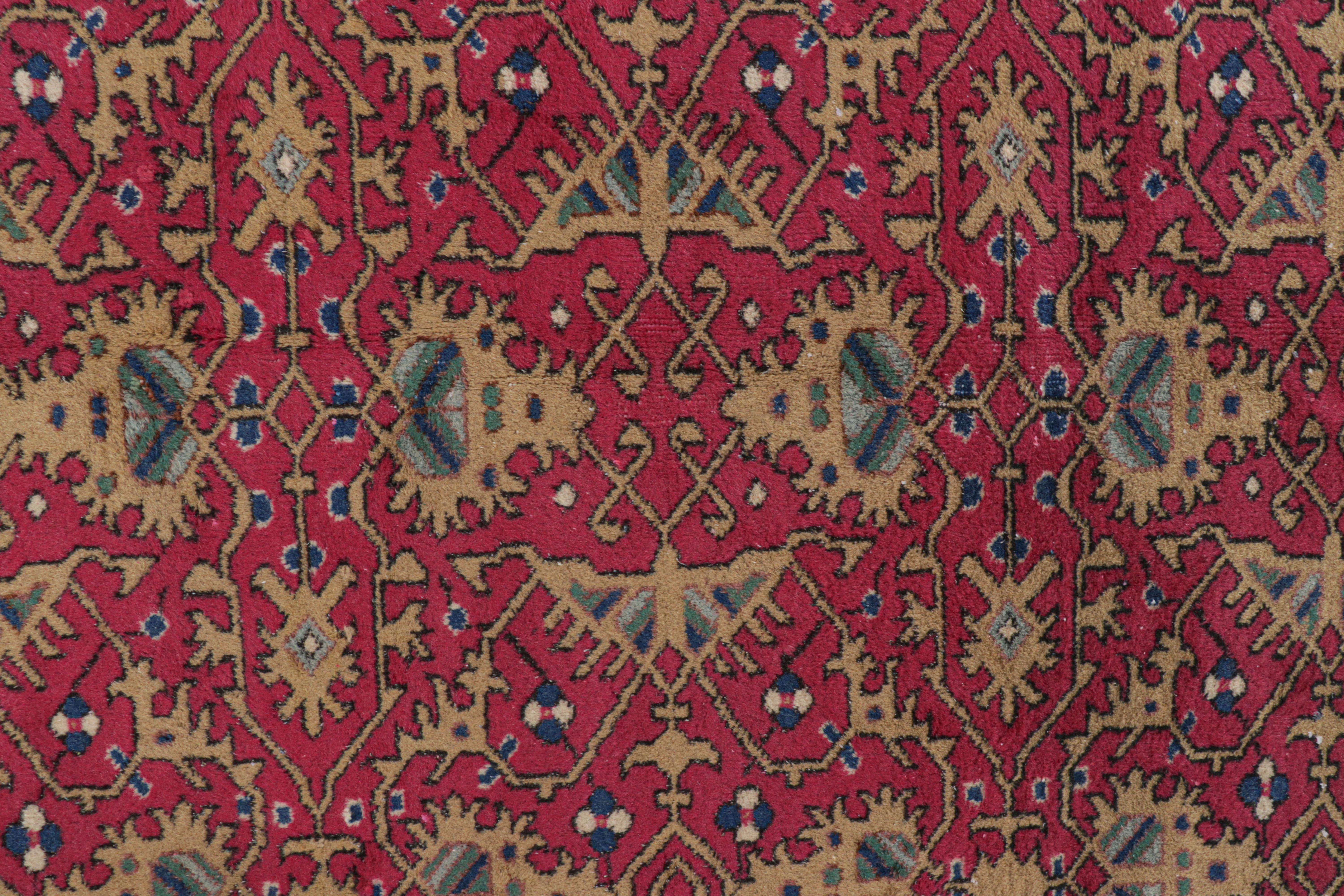 Türkischer Vintage-Teppich in Rosa mit bunten geometrischen Mustern, von Rug & Kilim (Handgeknüpft) im Angebot