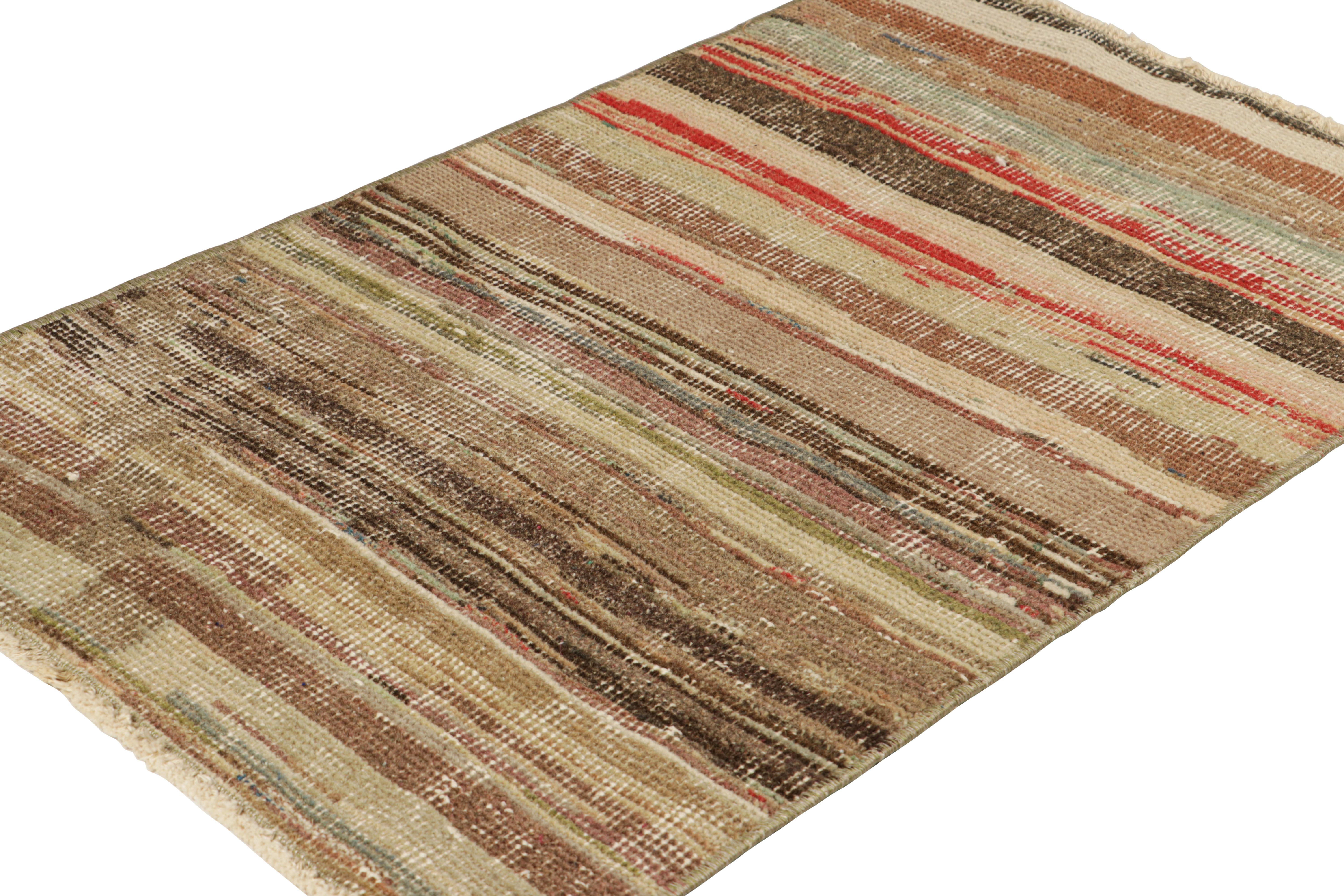 Vintage Zeki Müren Teppich mit polychromen geometrischen Streifen, von Rug & Kilim (Handgeknüpft) im Angebot