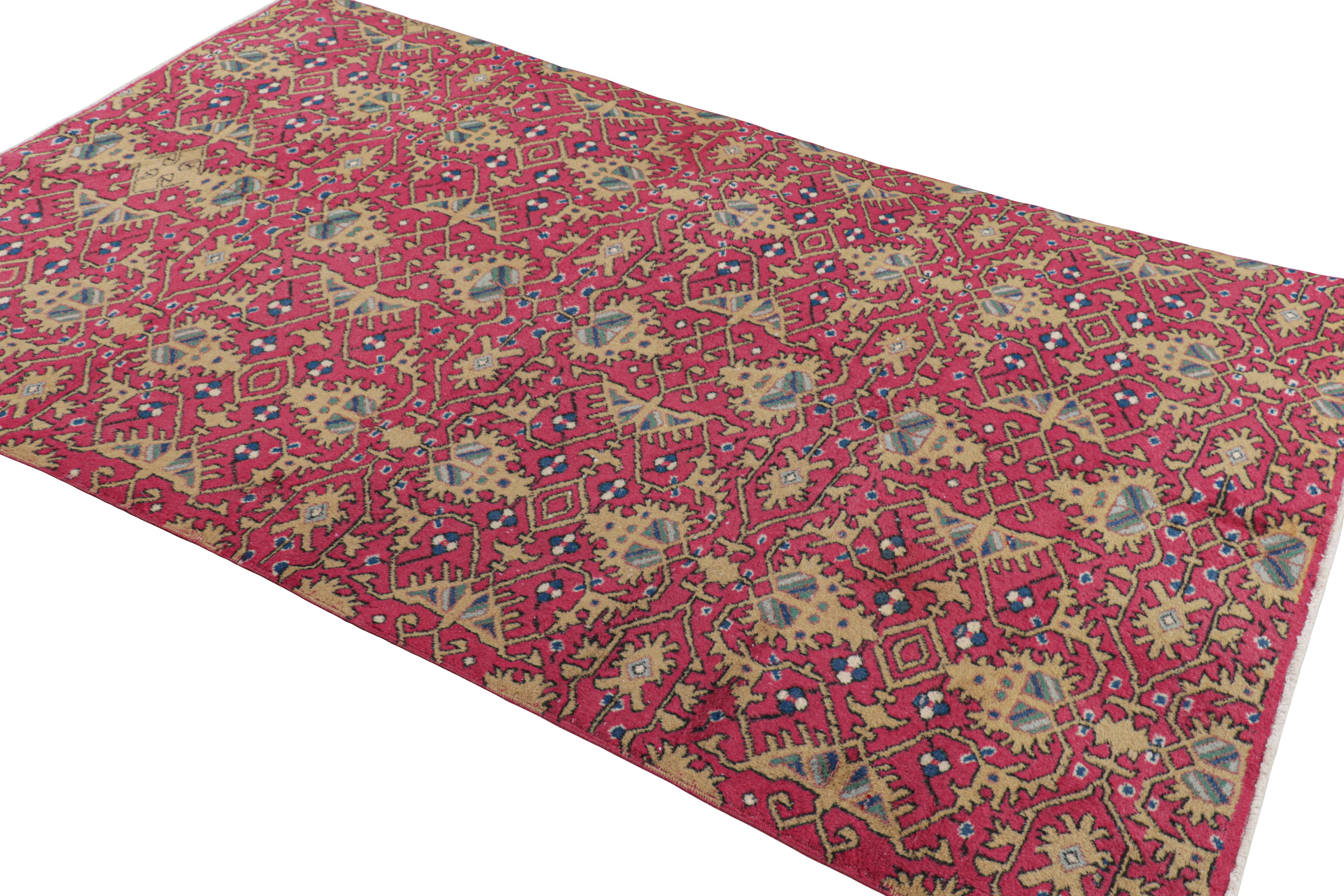 Türkischer Vintage-Teppich in Rosa mit bunten geometrischen Mustern, von Rug & Kilim im Zustand „Gut“ im Angebot in Long Island City, NY