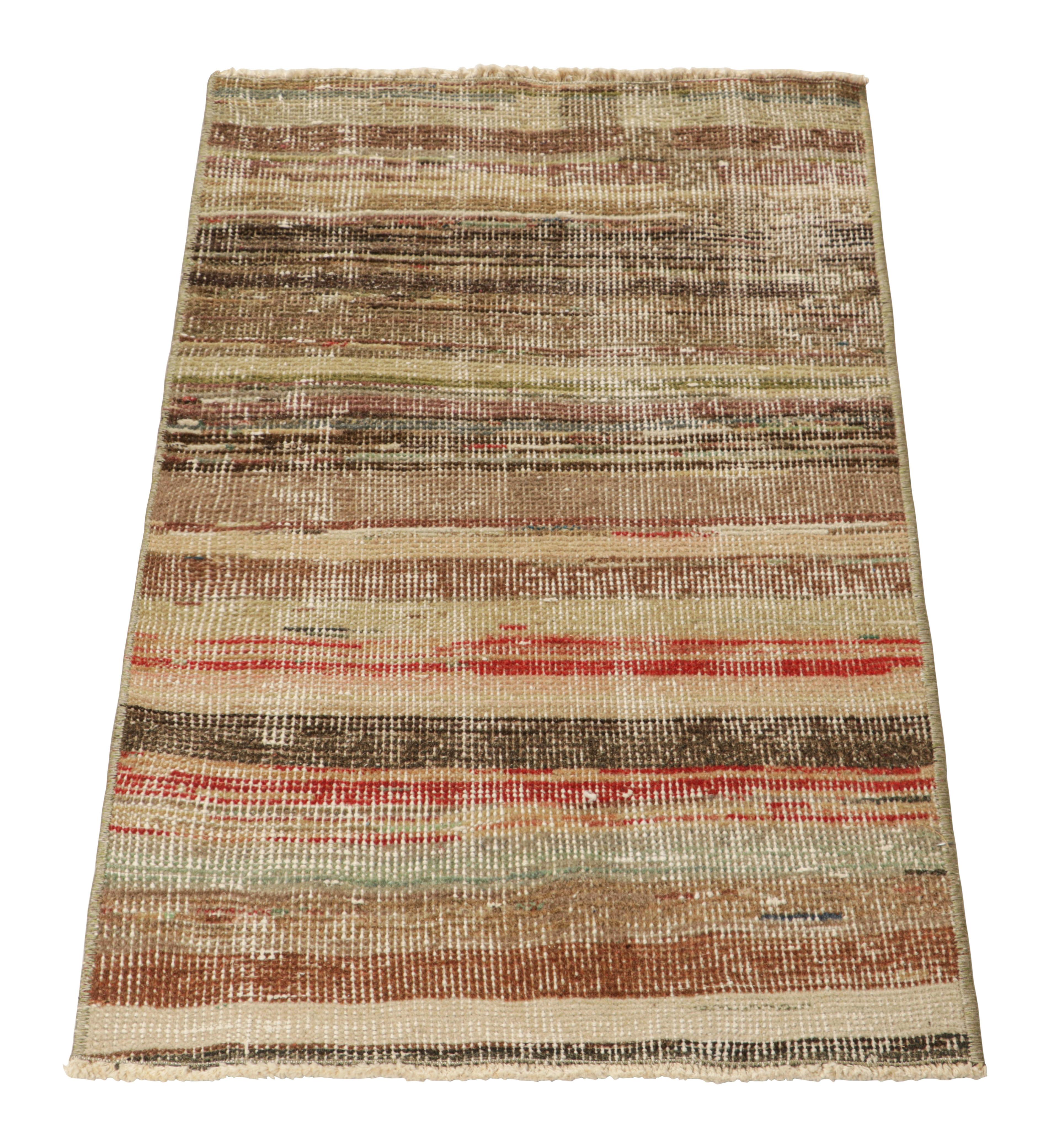Vintage Zeki Müren Teppich mit polychromen geometrischen Streifen, von Rug & Kilim im Zustand „Gut“ im Angebot in Long Island City, NY