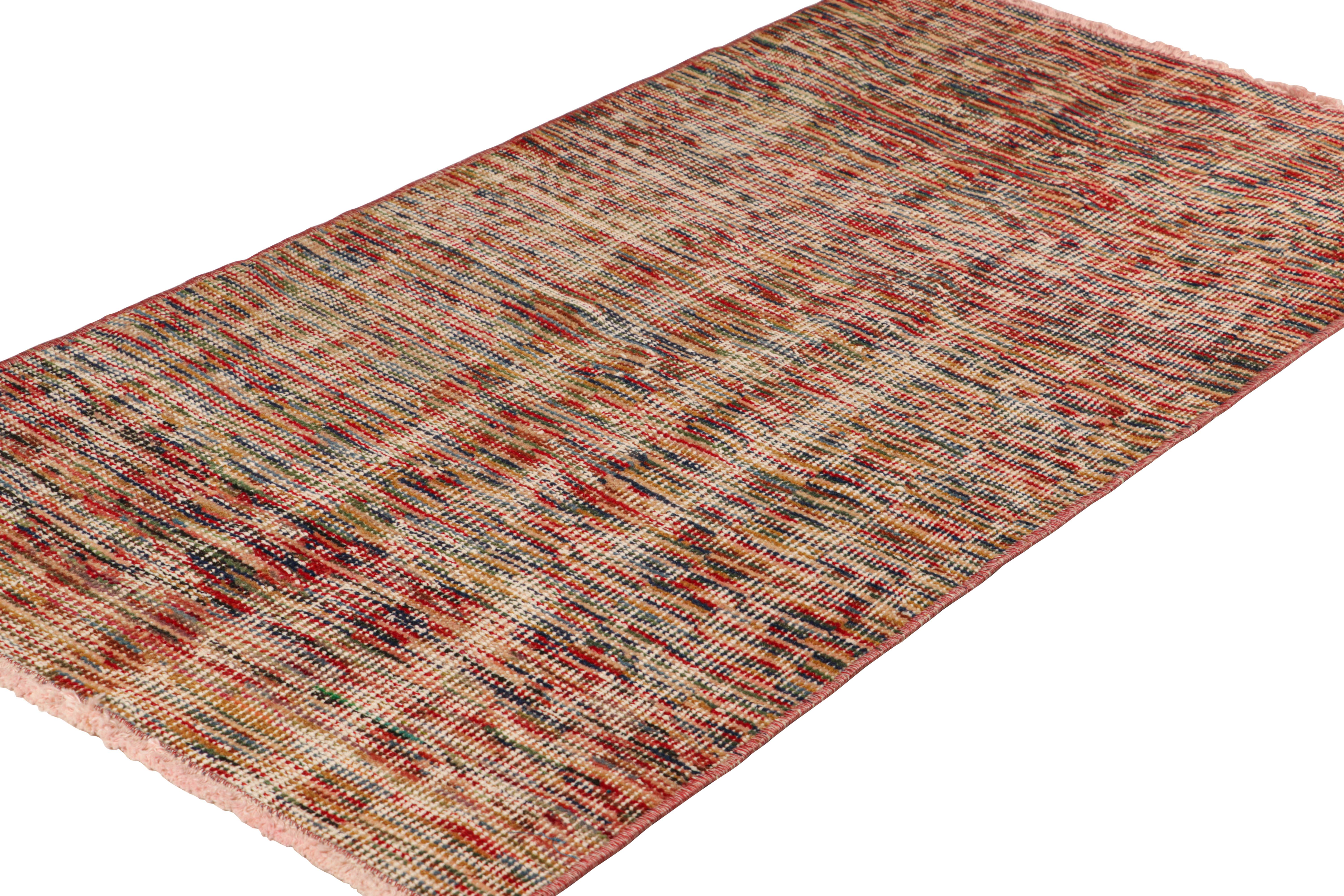 Vintage Zeki Müren Teppich mit polychromen geometrischen Streifen, von Rug & Kilim im Zustand „Gut“ im Angebot in Long Island City, NY