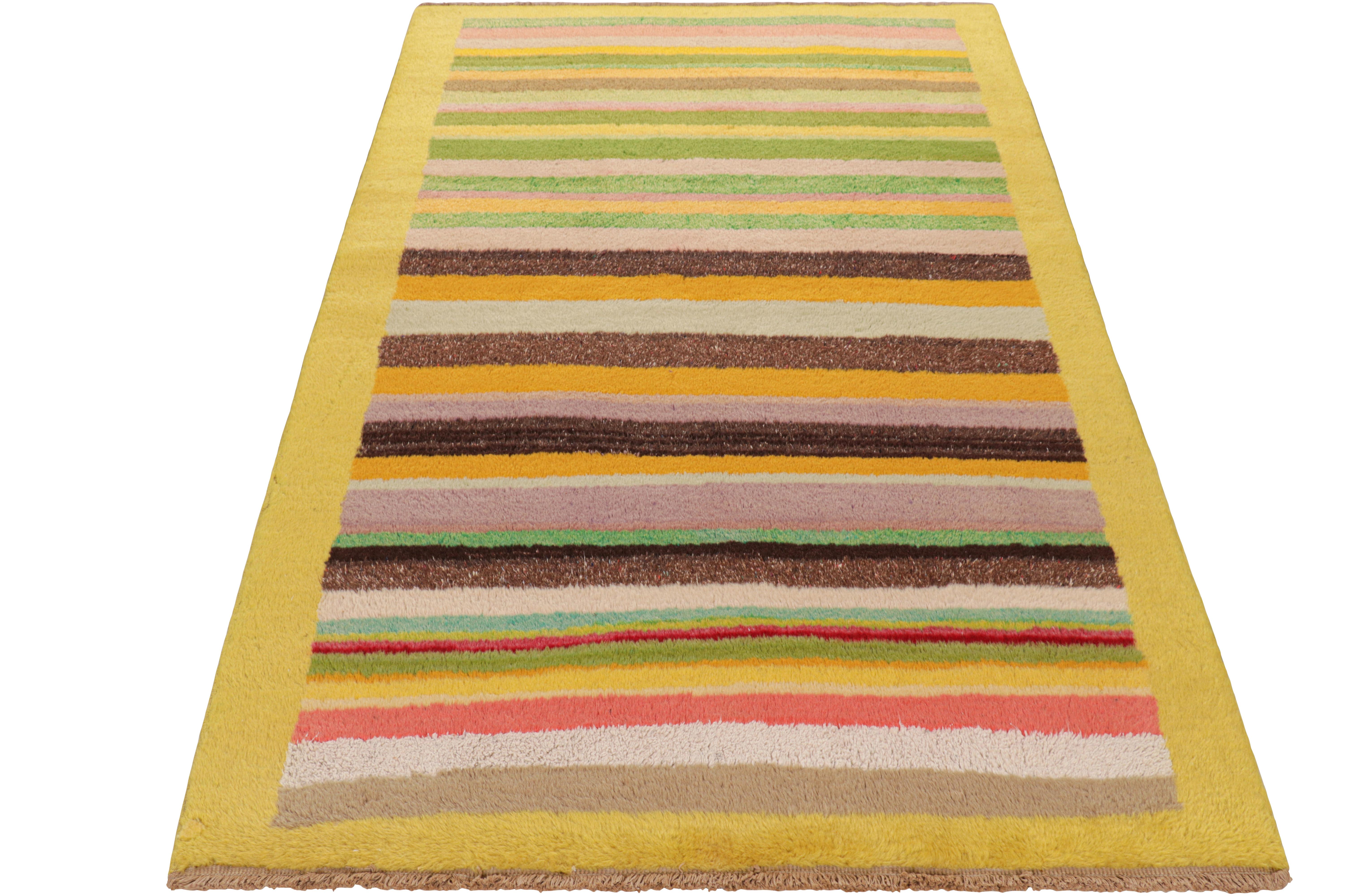 Vintage Zeki Müren Teppich mit polychromen geometrischen Streifen von Rug & Kilim im Zustand „Gut“ im Angebot in Long Island City, NY