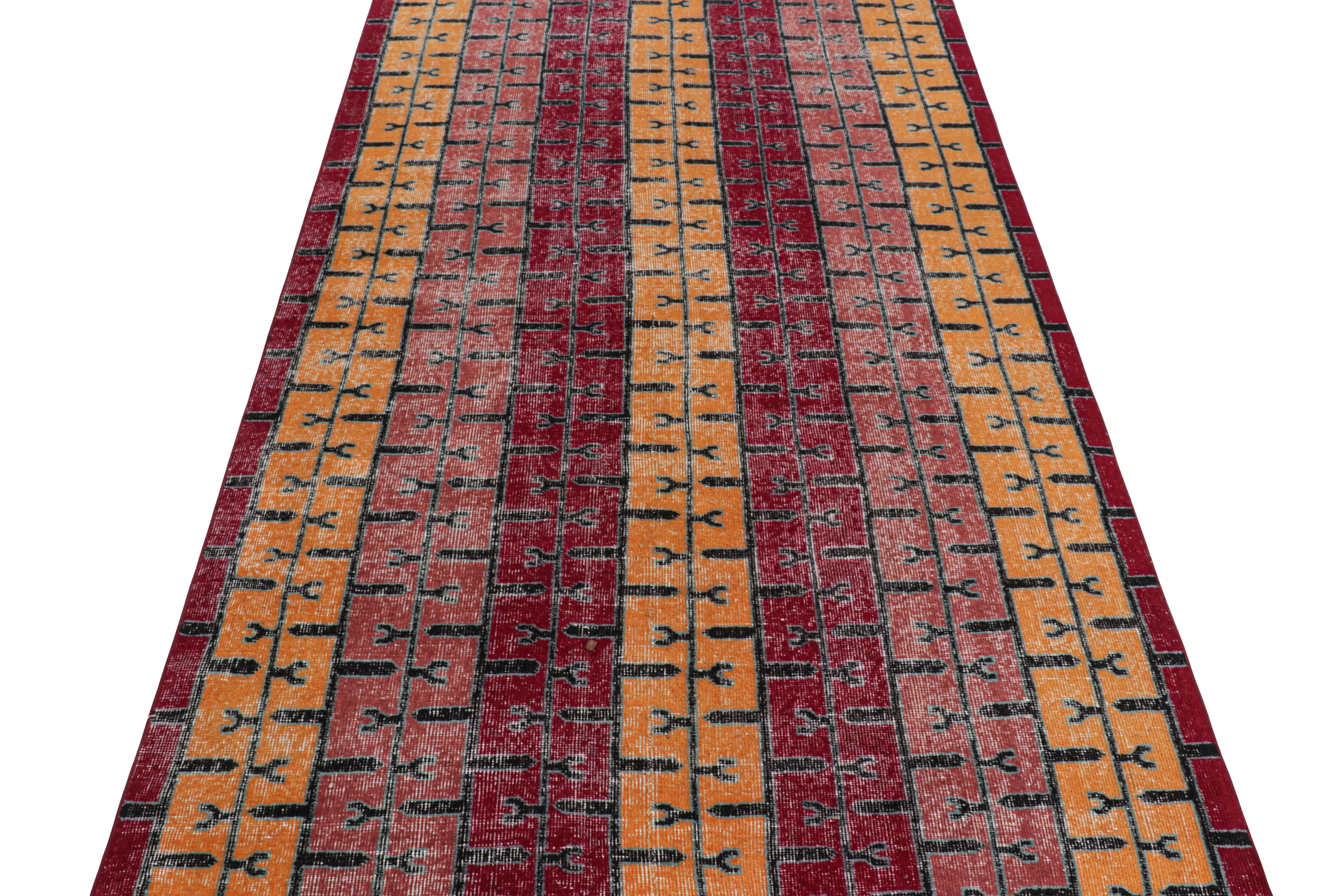 Vintage Zeki Müren Teppich mit polychromen geometrischen Streifen von Rug & Kilim im Zustand „Gut“ im Angebot in Long Island City, NY