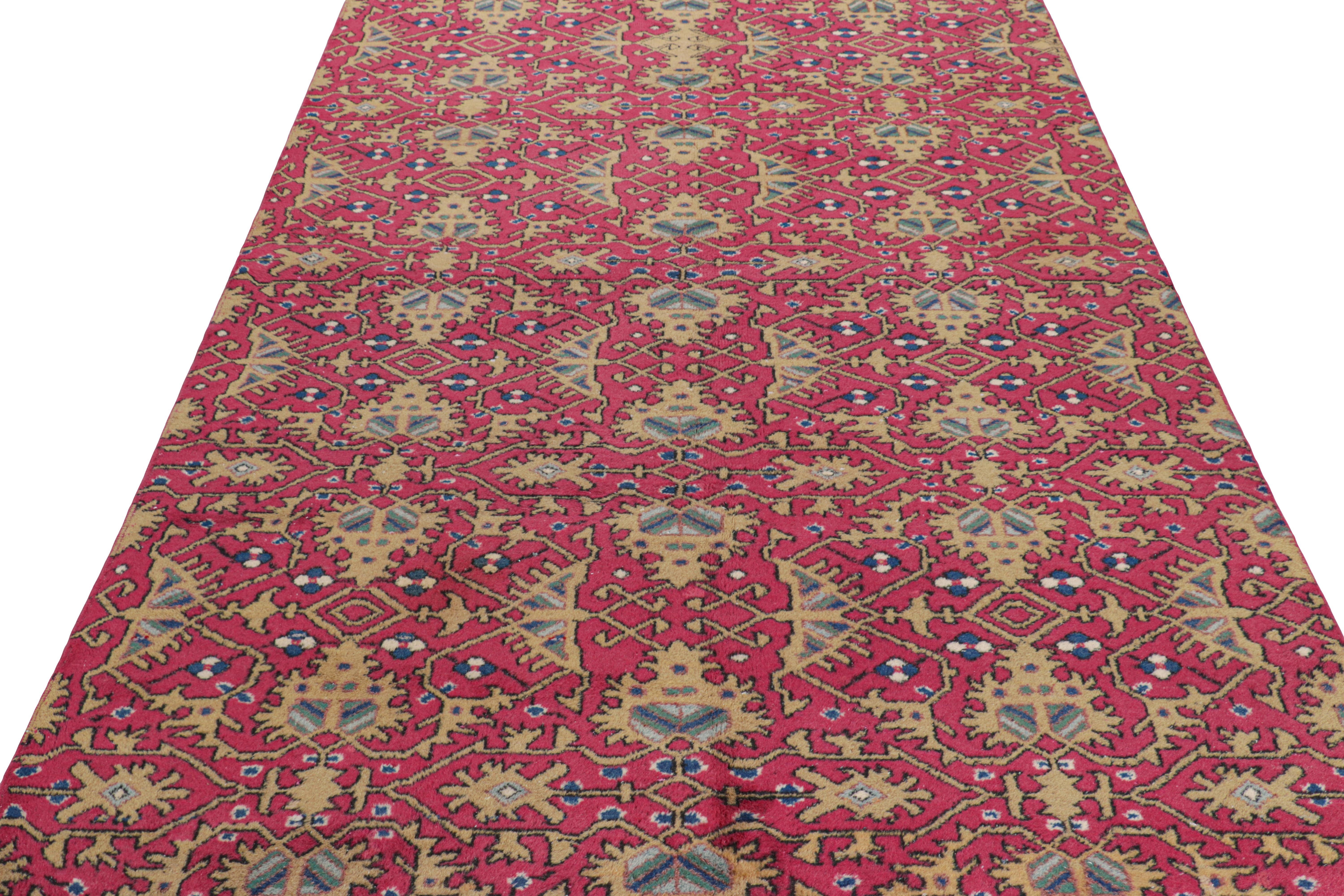 Türkischer Vintage-Teppich in Rosa mit bunten geometrischen Mustern, von Rug & Kilim (Mitte des 20. Jahrhunderts) im Angebot