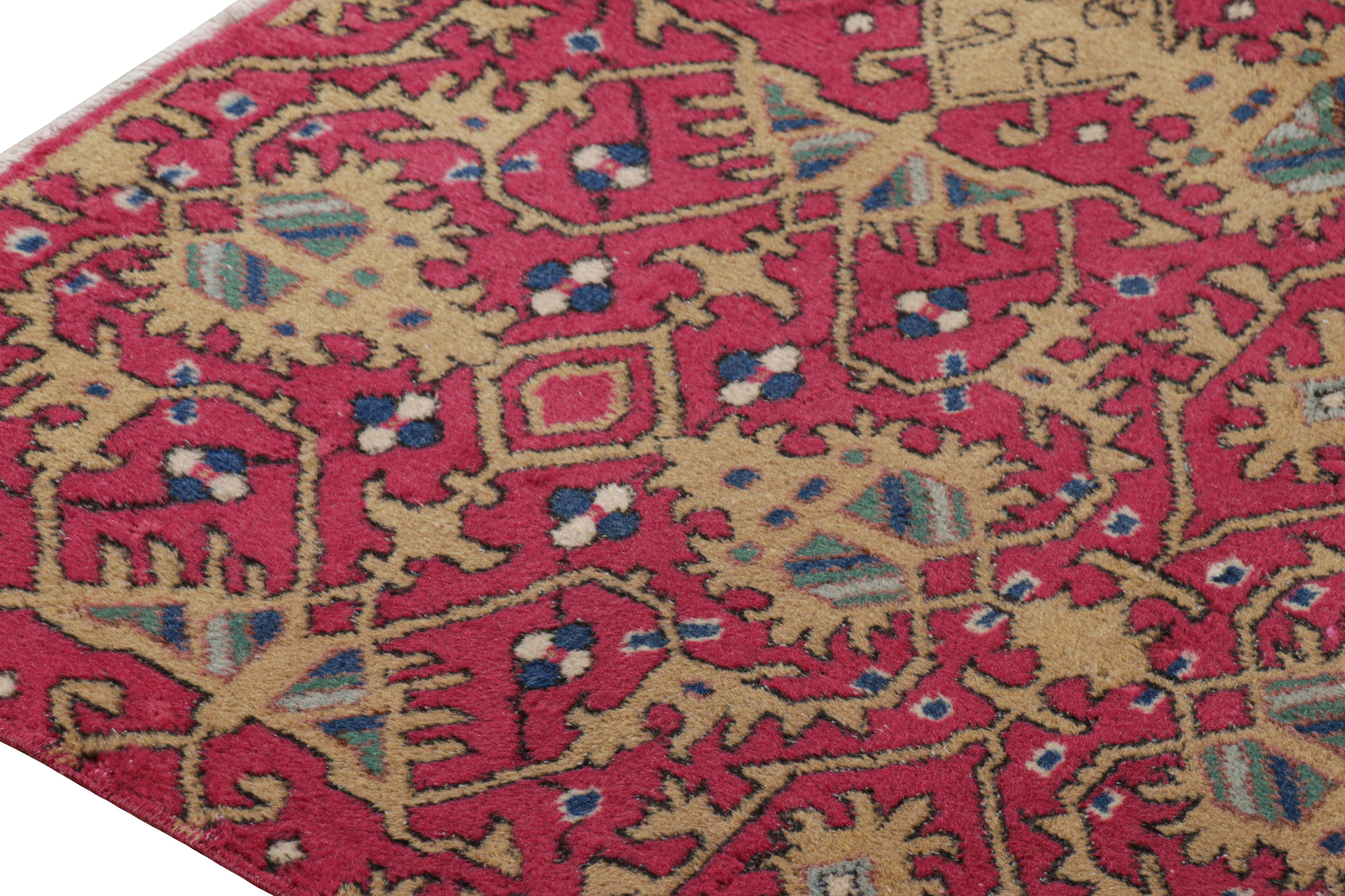 Türkischer Vintage-Teppich in Rosa mit bunten geometrischen Mustern, von Rug & Kilim (Wolle) im Angebot