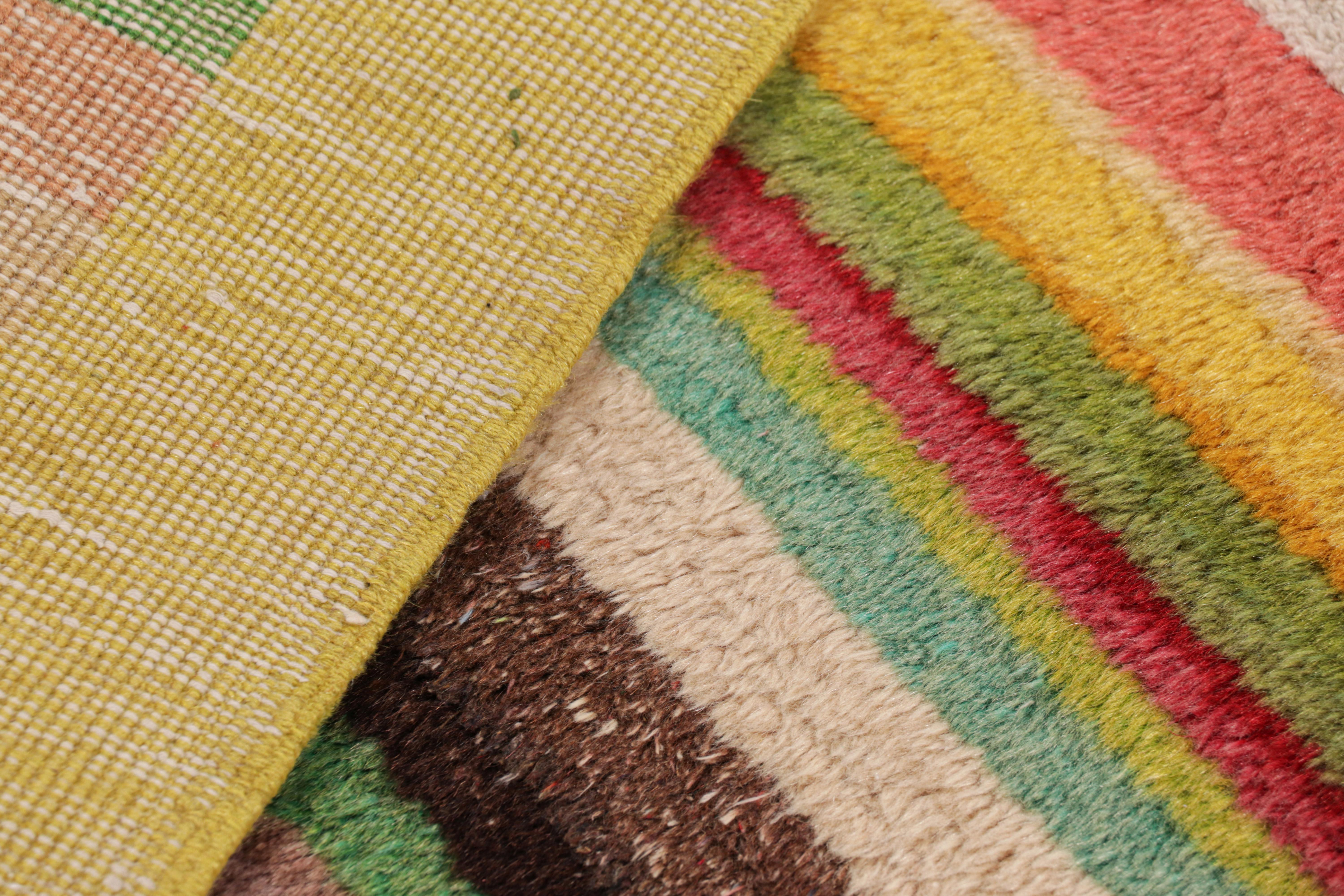 Vintage Zeki Müren Teppich mit polychromen geometrischen Streifen von Rug & Kilim (Wolle) im Angebot