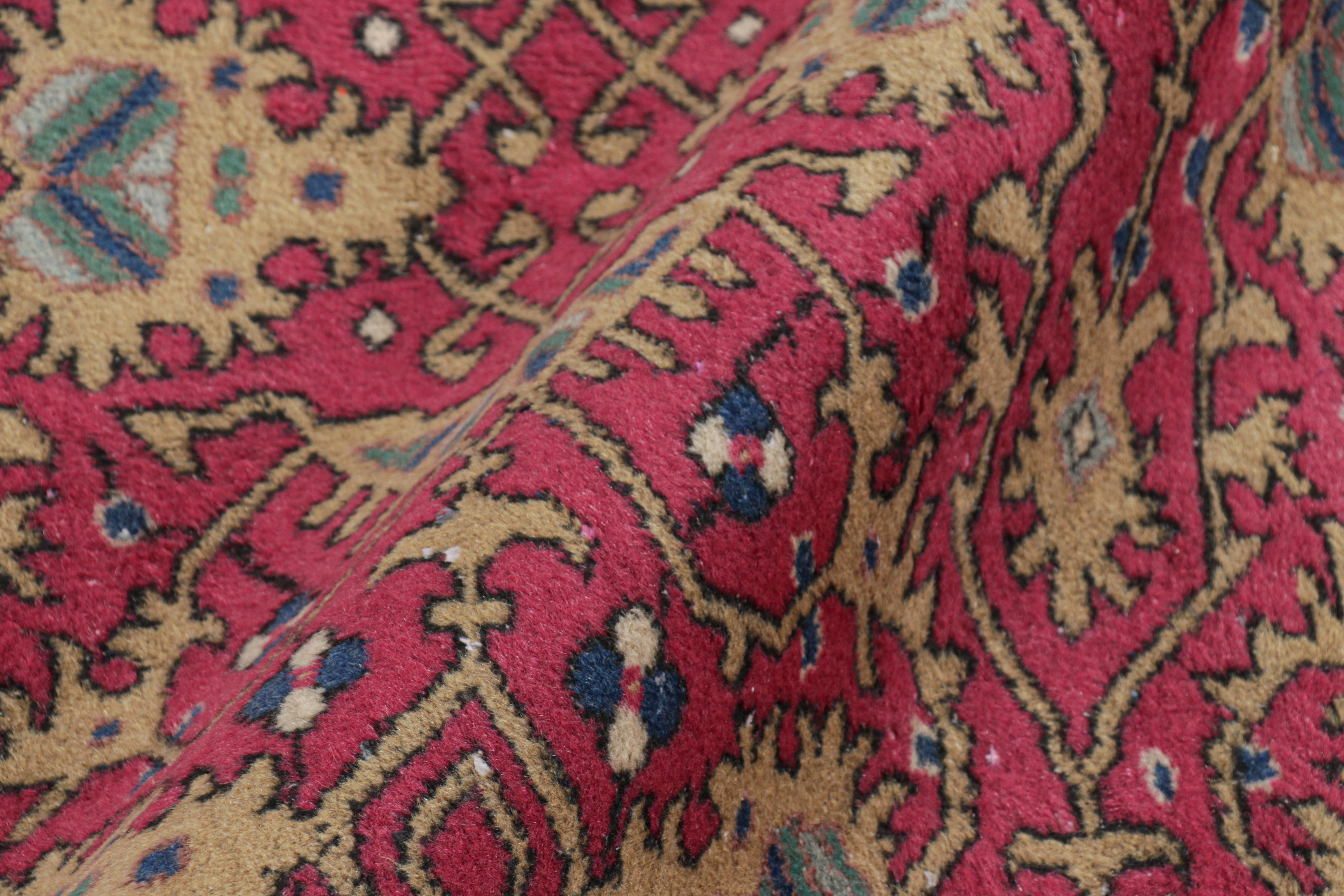 Türkischer Vintage-Teppich in Rosa mit bunten geometrischen Mustern, von Rug & Kilim im Angebot 1