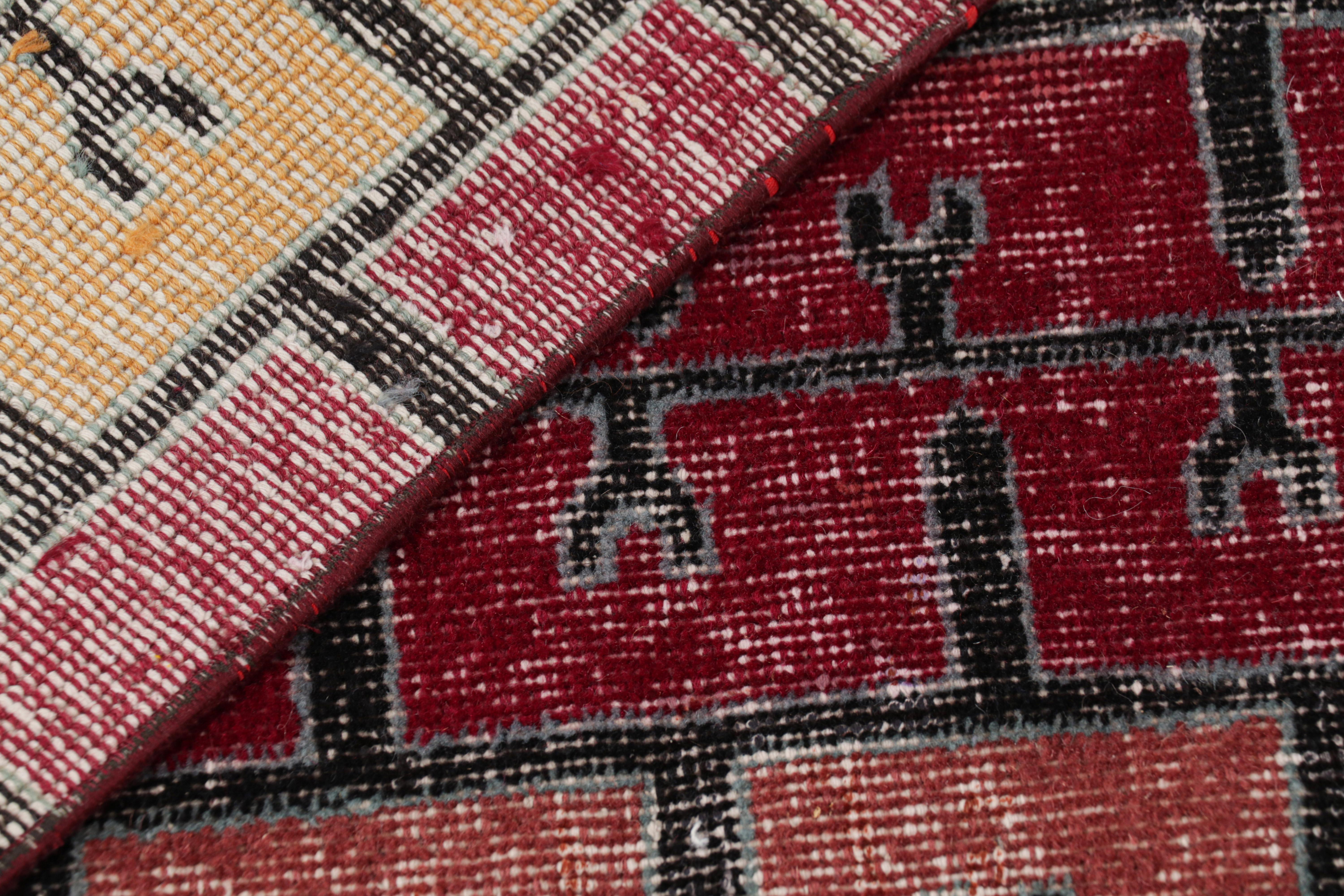 Vintage Zeki Müren Teppich mit polychromen geometrischen Streifen von Rug & Kilim im Angebot 1