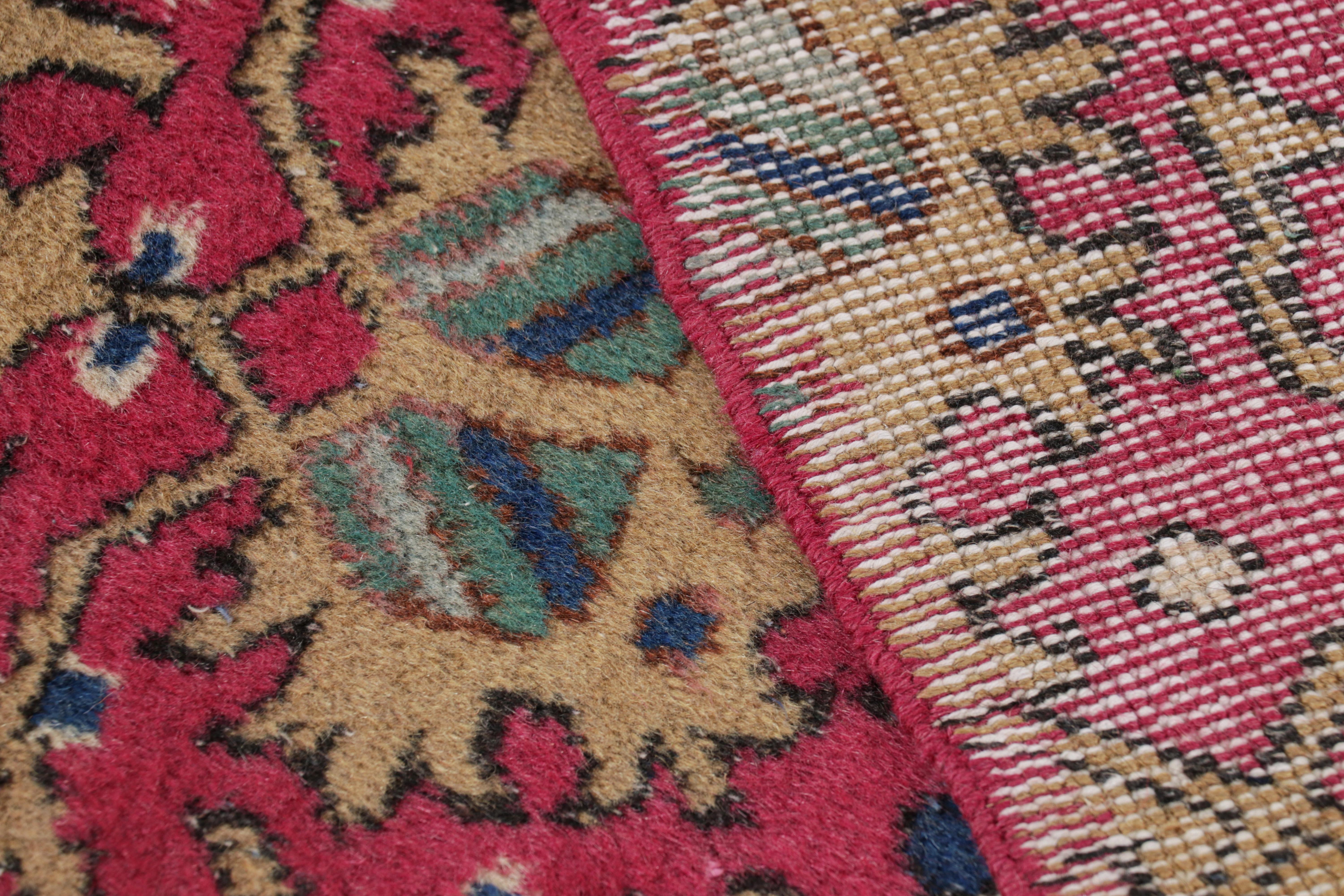 Türkischer Vintage-Teppich in Rosa mit bunten geometrischen Mustern, von Rug & Kilim im Angebot 2