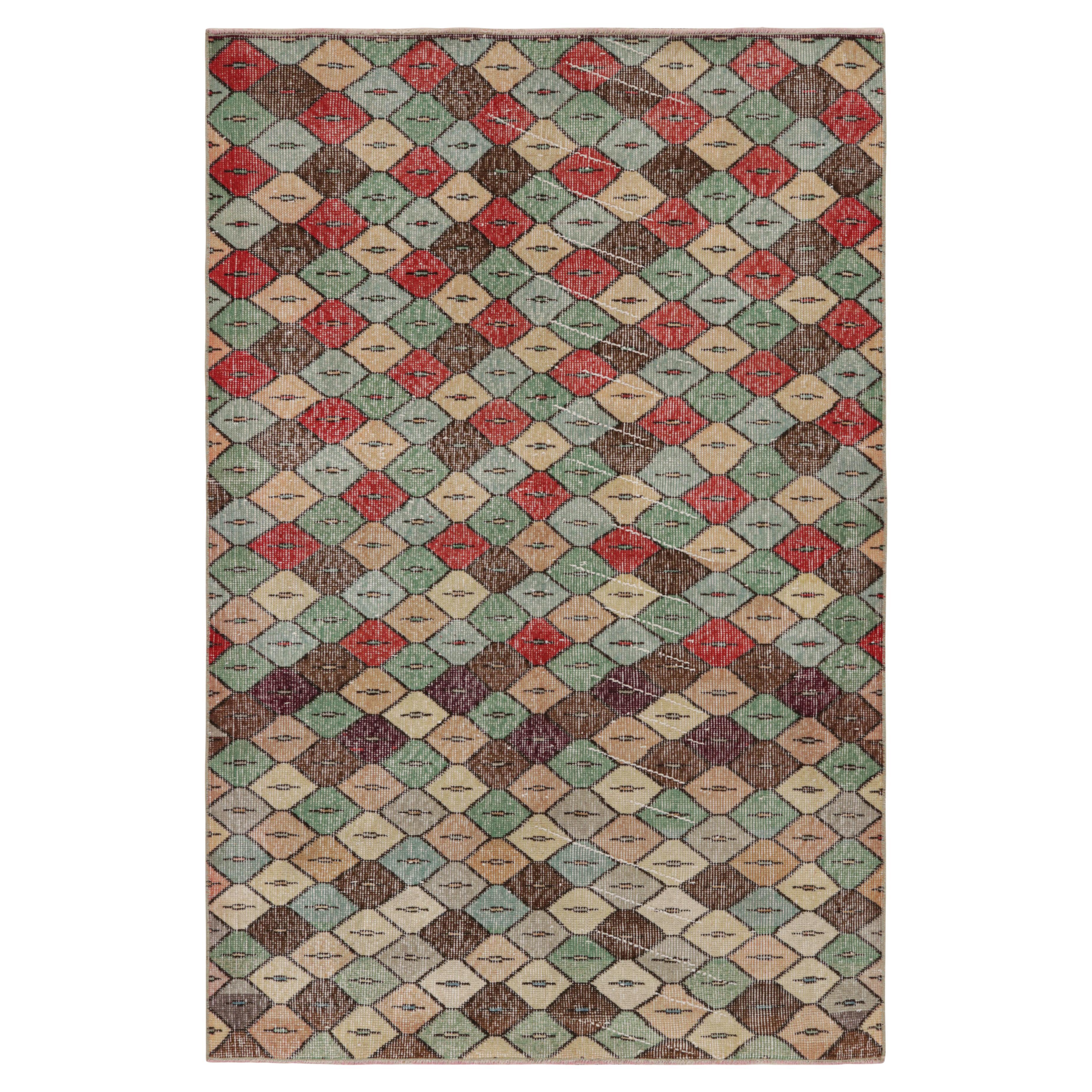 Vintage Zeki Müren Teppich mit polychromen geometrischen Mustern, von Rug & Kilim im Angebot