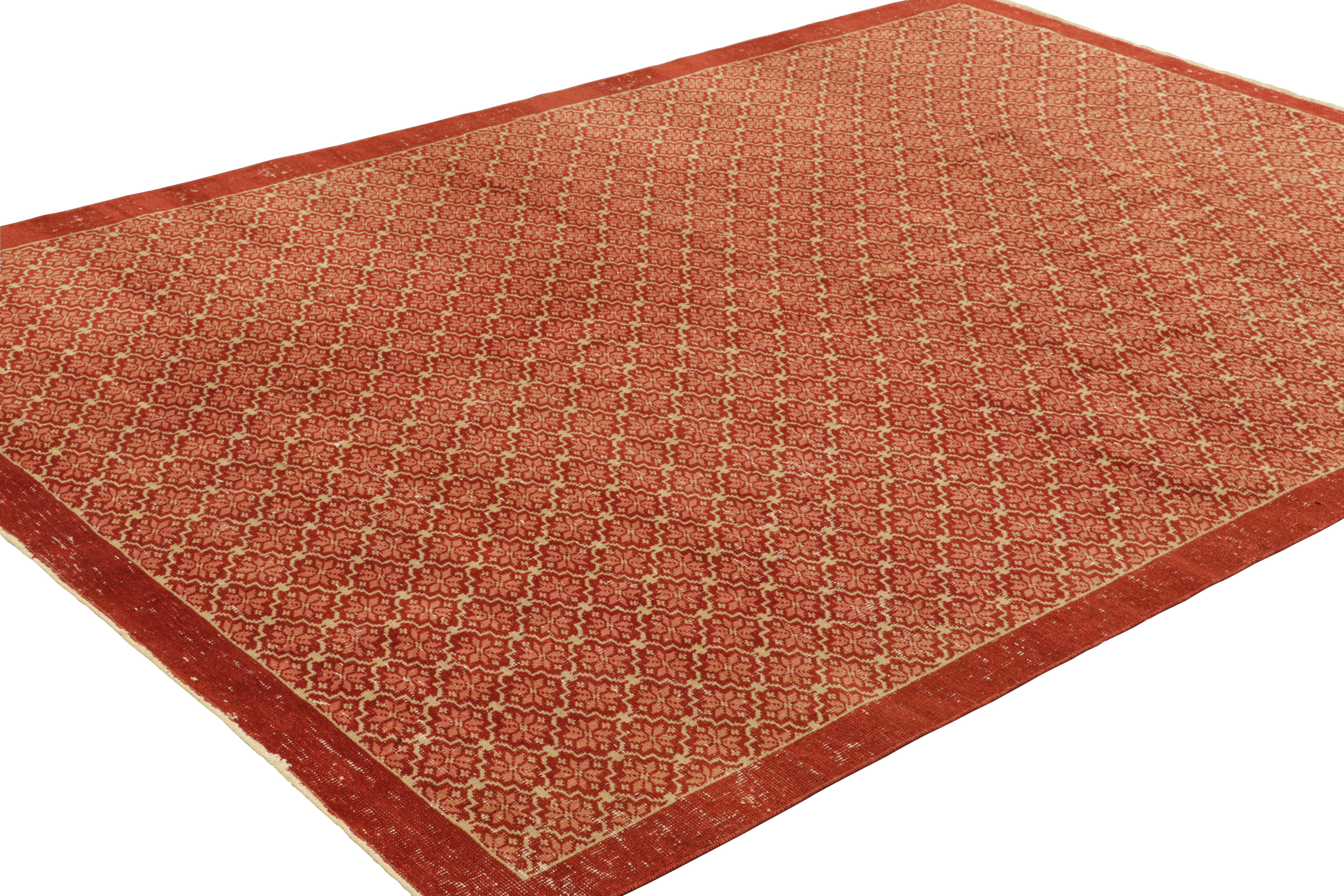 Alfombra vintage Zeki Müren con motivos florales rojos y beige, de Rug & Kilim Anudado a mano en venta