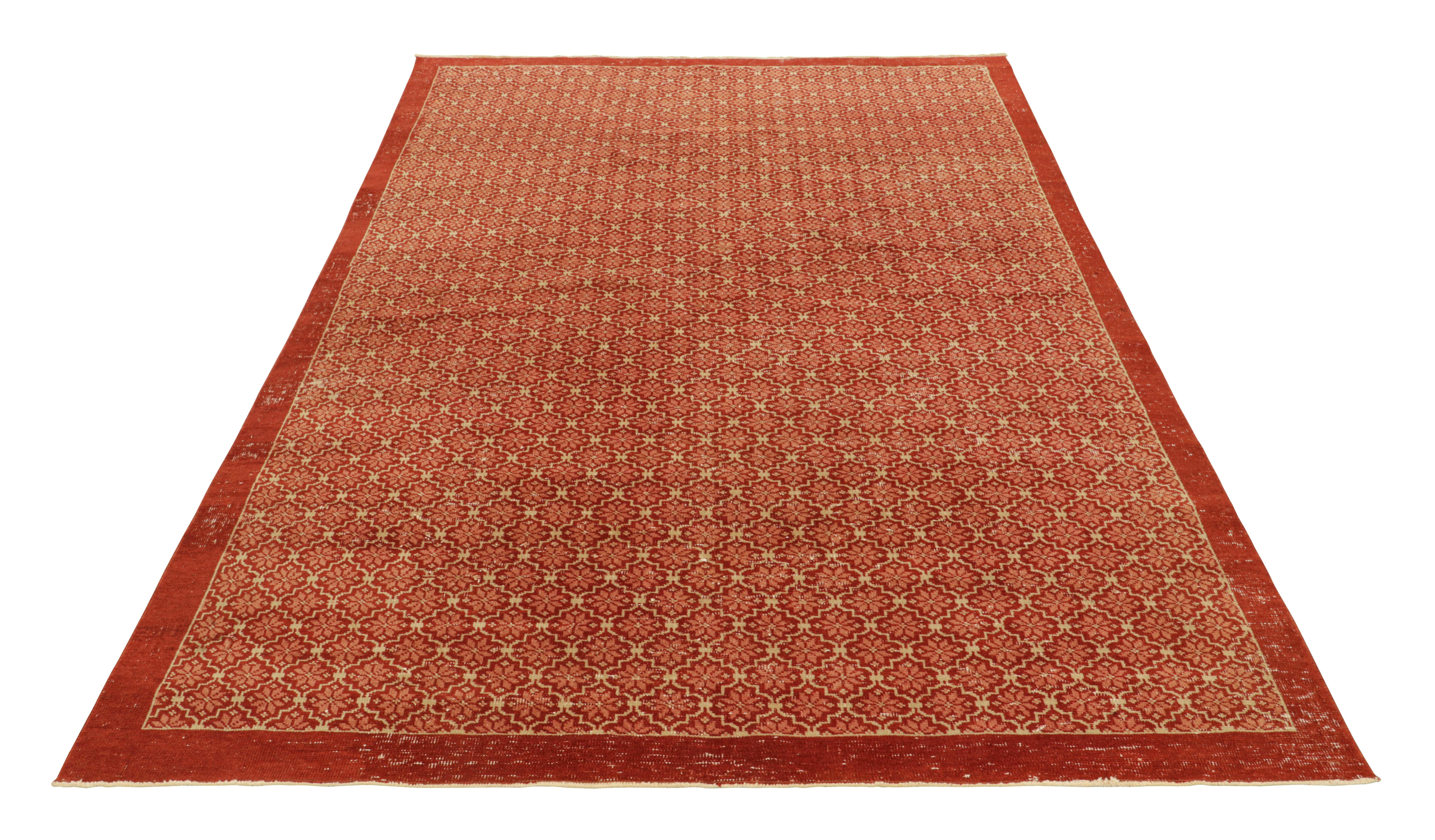 Alfombra vintage Zeki Müren con motivos florales rojos y beige, de Rug & Kilim en Bueno estado para la venta en Long Island City, NY