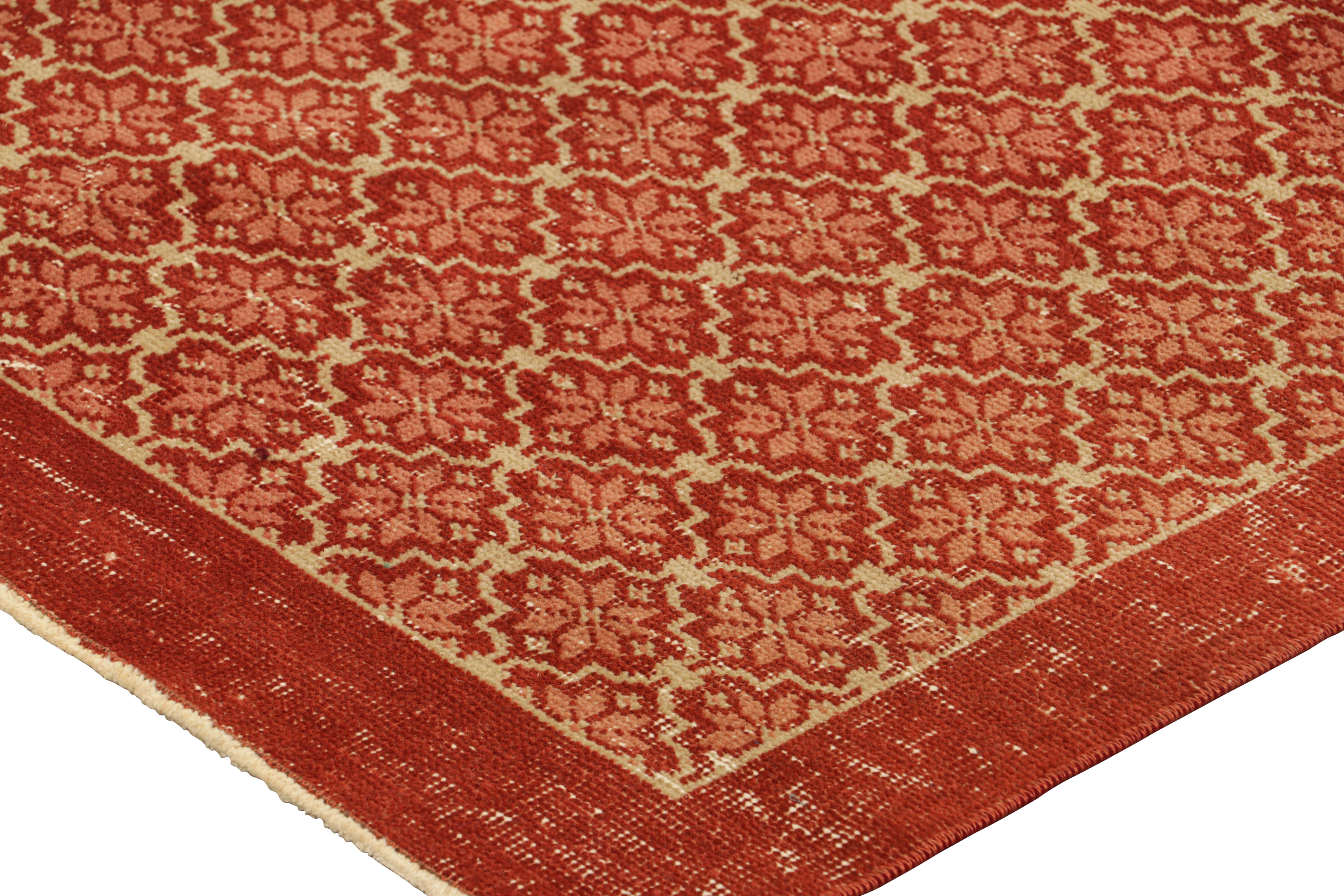 Alfombra vintage Zeki Müren con motivos florales rojos y beige, de Rug & Kilim mediados del siglo XX en venta