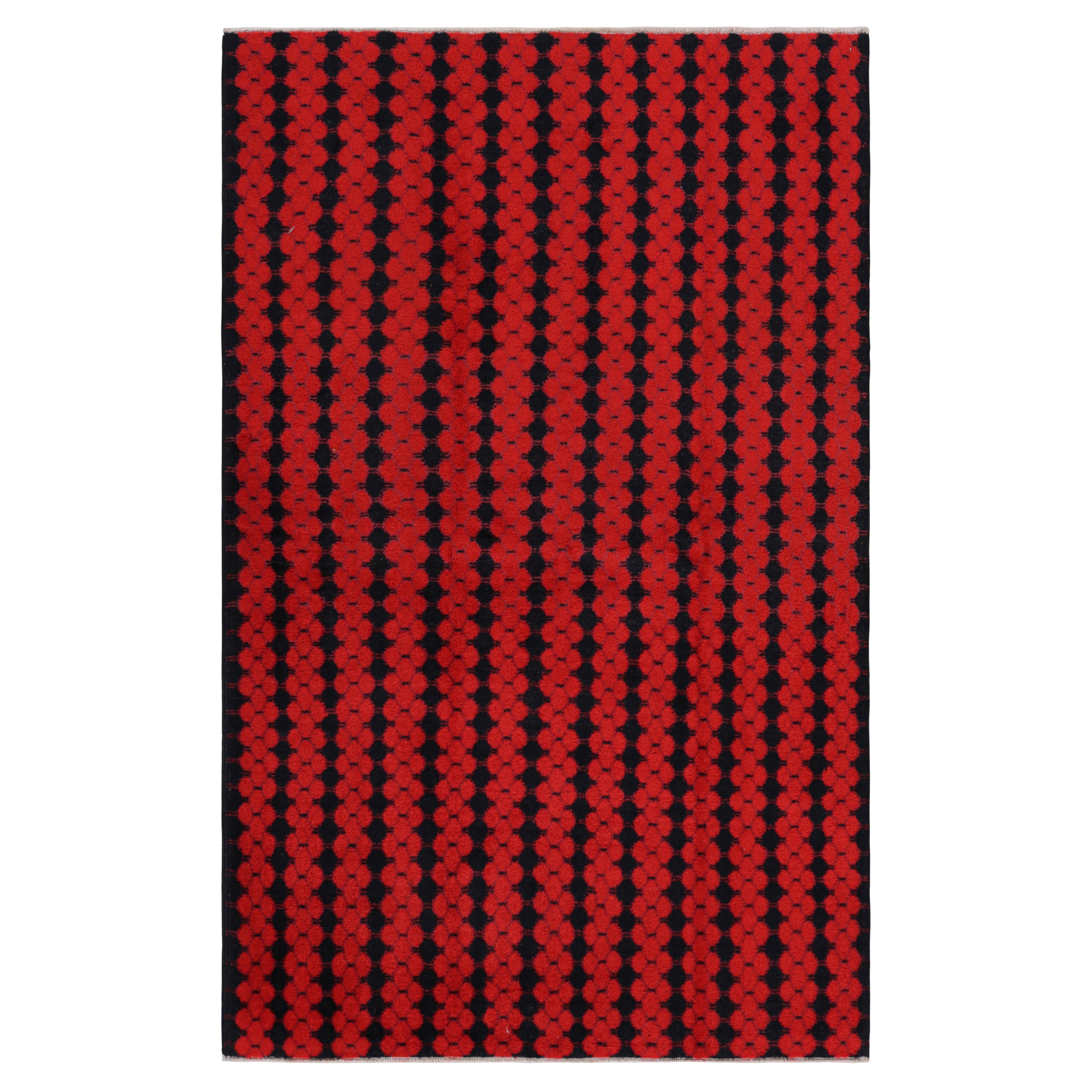 Tappeto vintage Zeki Müren con strisce geometriche rosse e nere da Rug & Kilim