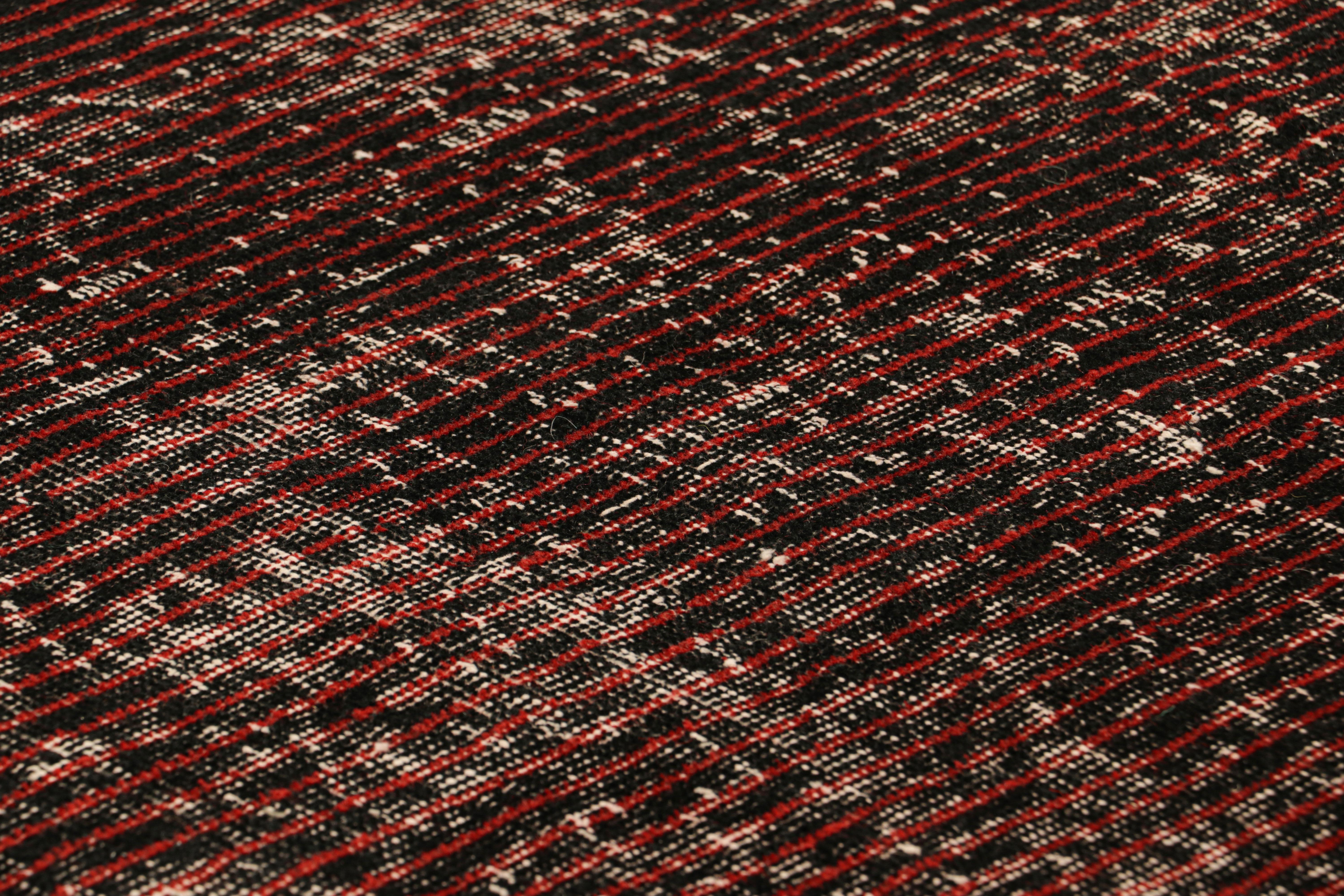 Annodato a mano in lana e proveniente dalla Turchia intorno al 1960-1970, questo tappeto vintage Zeki Müren 4x6 è un'aggiunta unica alla Rug & Kilim Collection per i suoi colori e le strisce geometriche che lo attraversano. 

Sul design: 

Gli