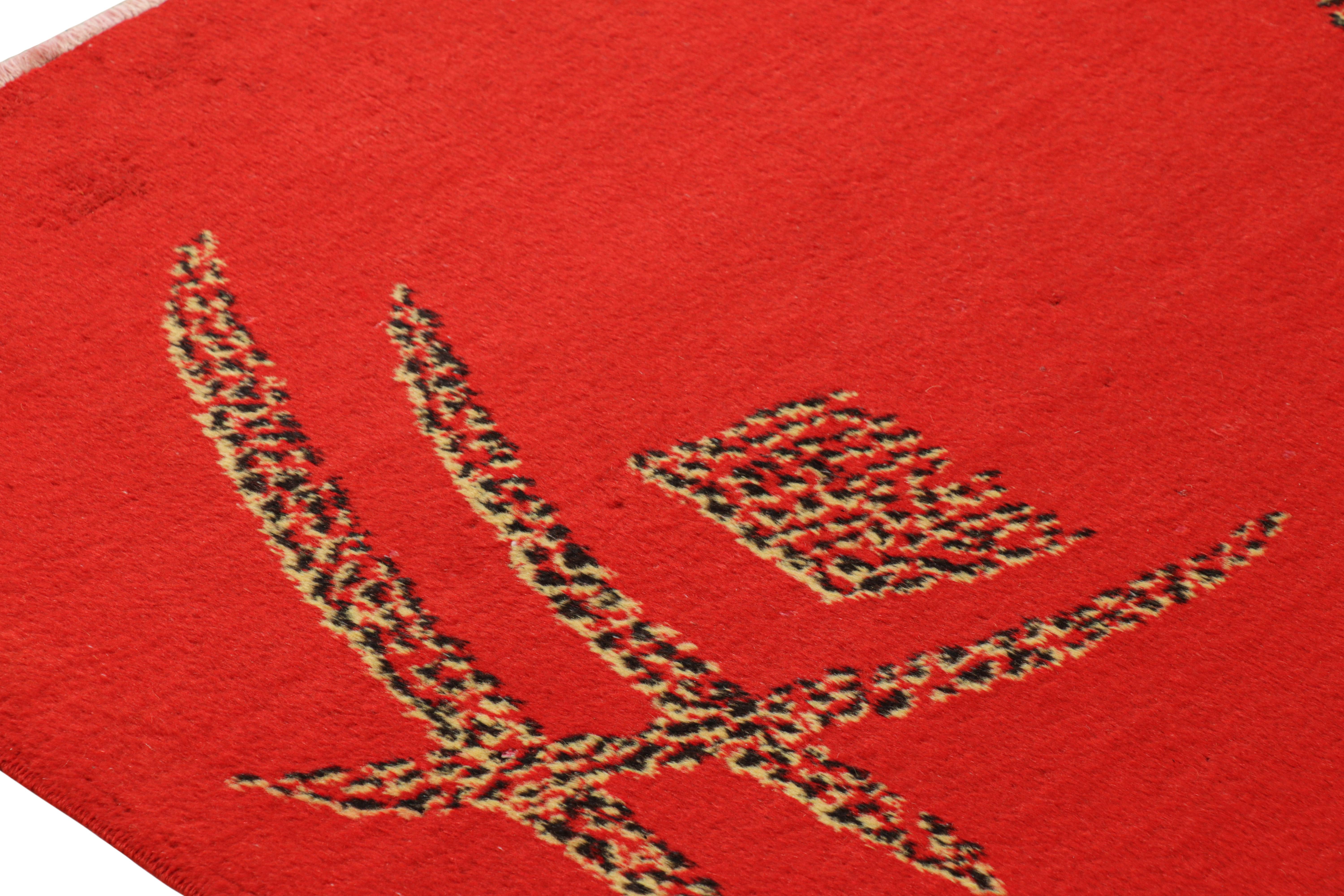 Vintage Zeki Müren Teppich mit rotem und goldenem geometrischem Muster von Rug & Kilim (Mitte des 20. Jahrhunderts) im Angebot
