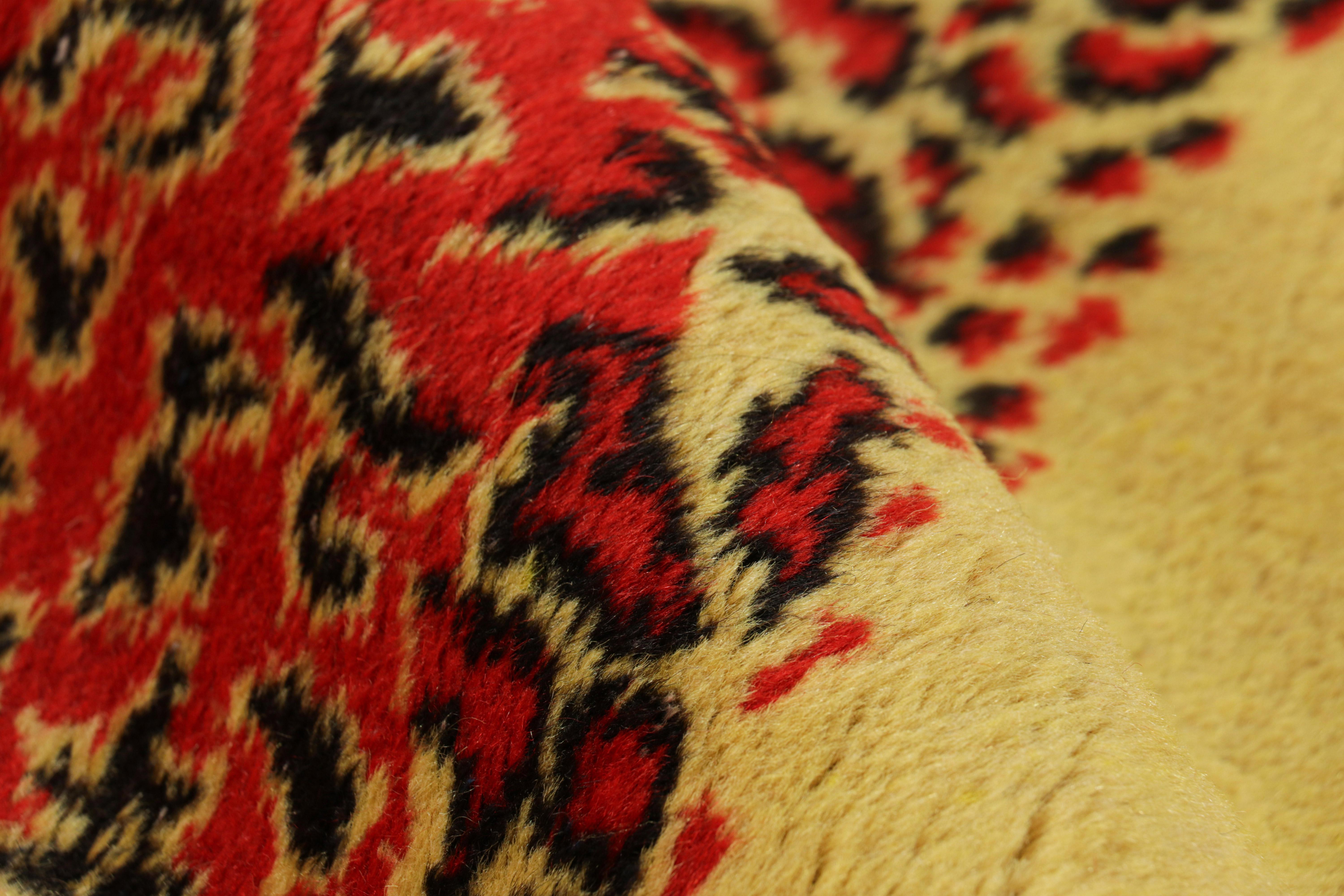 Vintage Zeki Müren Teppich mit rotem und goldenem geometrischem Muster von Rug & Kilim (Wolle) im Angebot