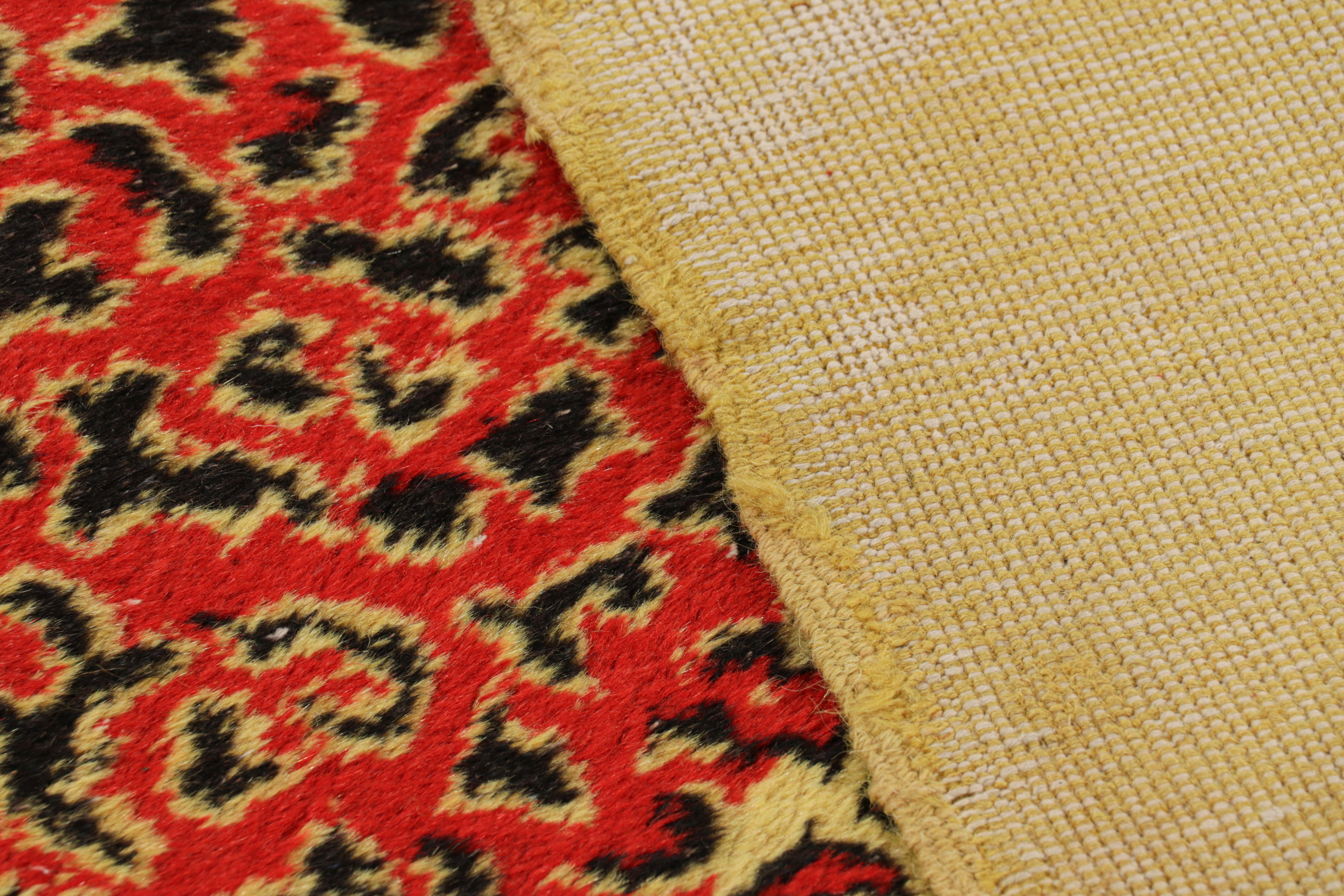 Vintage Zeki Müren Teppich mit rotem und goldenem geometrischem Muster von Rug & Kilim im Angebot 1