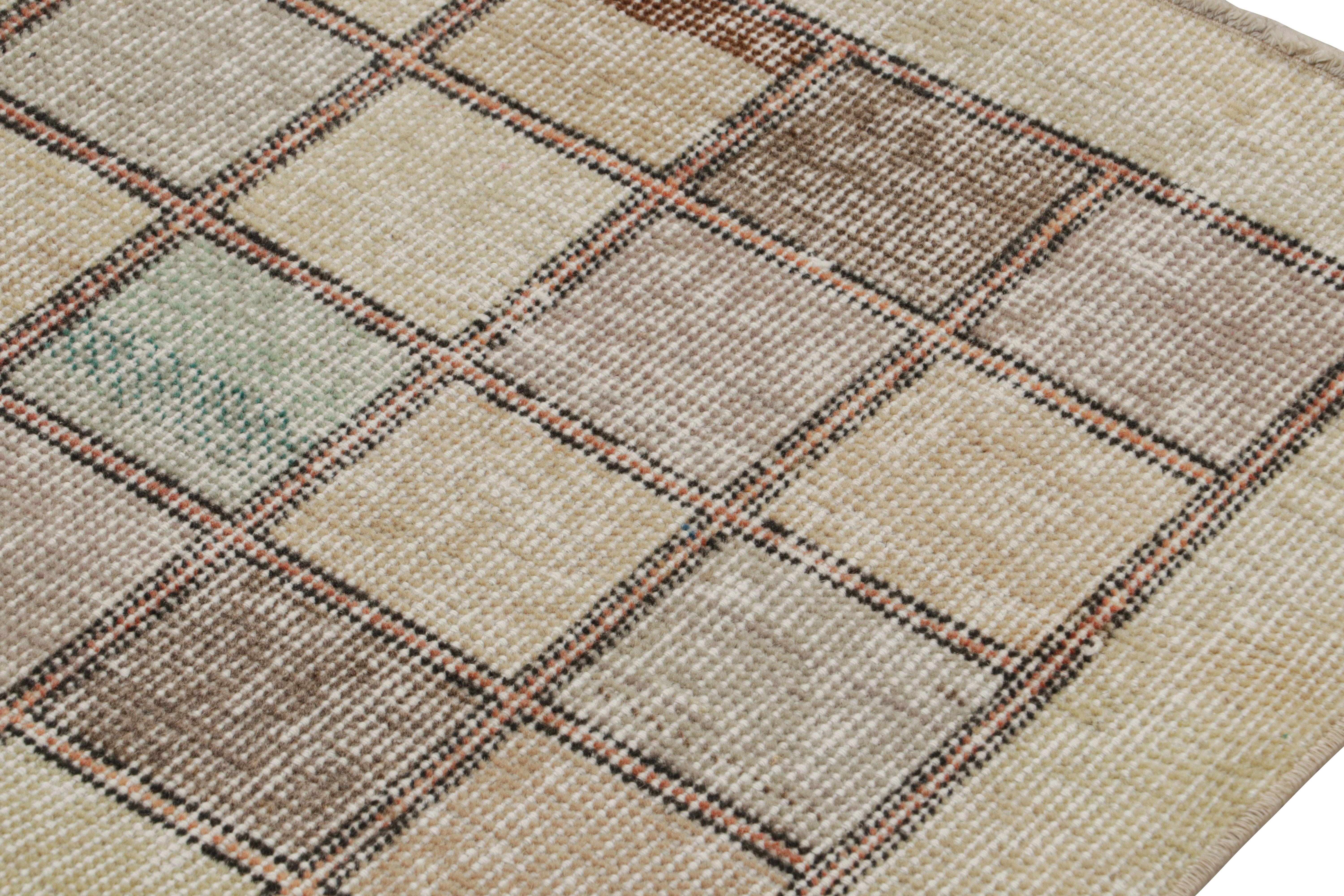Vintage Zeki Müren Teppich mit quadratischen geometrischen Mustern, von Rug & Kilim (Handgeknüpft) im Angebot