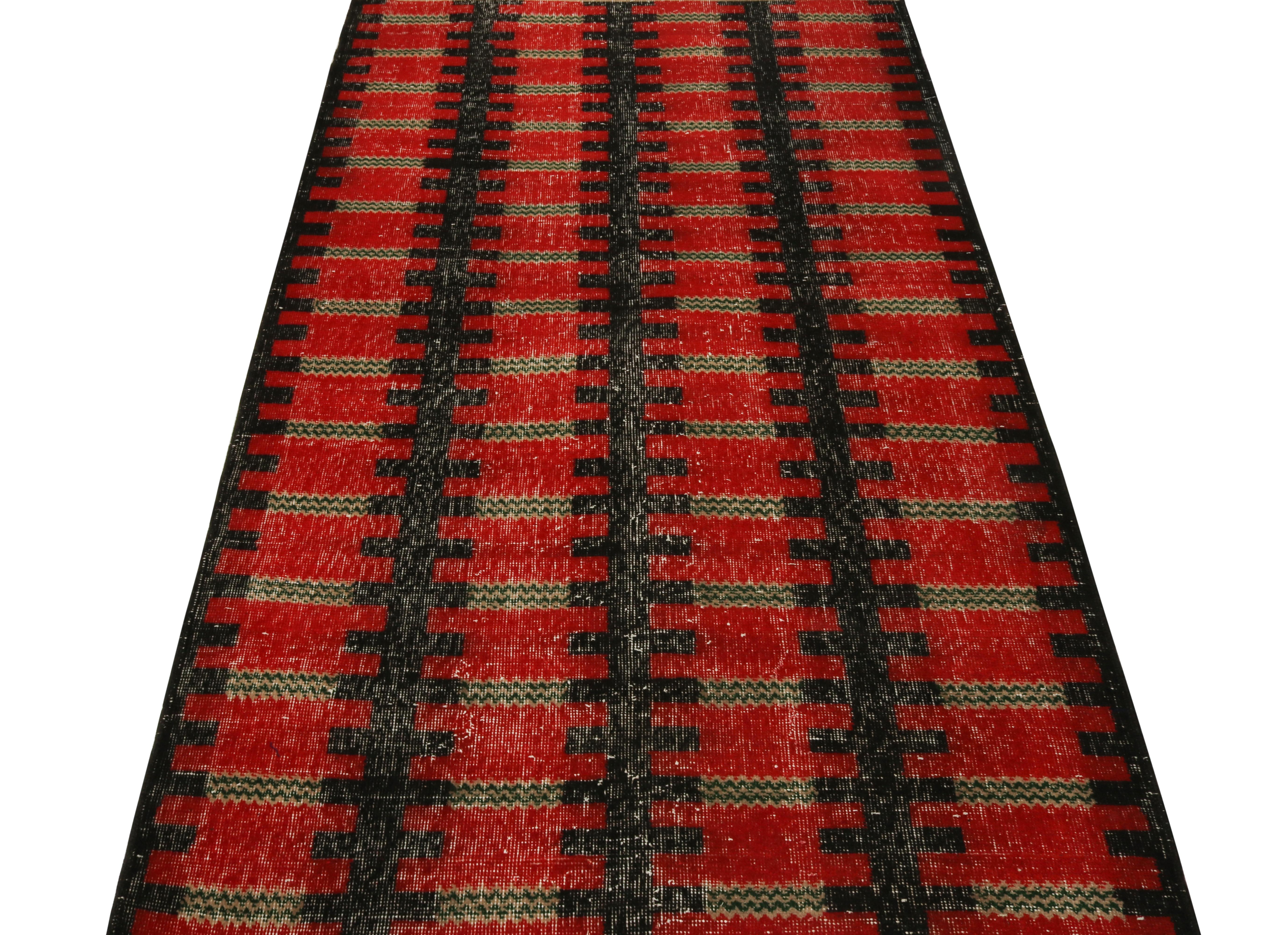 Alfombras vintage Zeki Müren con dibujo geométrico rojo y negro, de Rug & Kilim Art Decó en venta