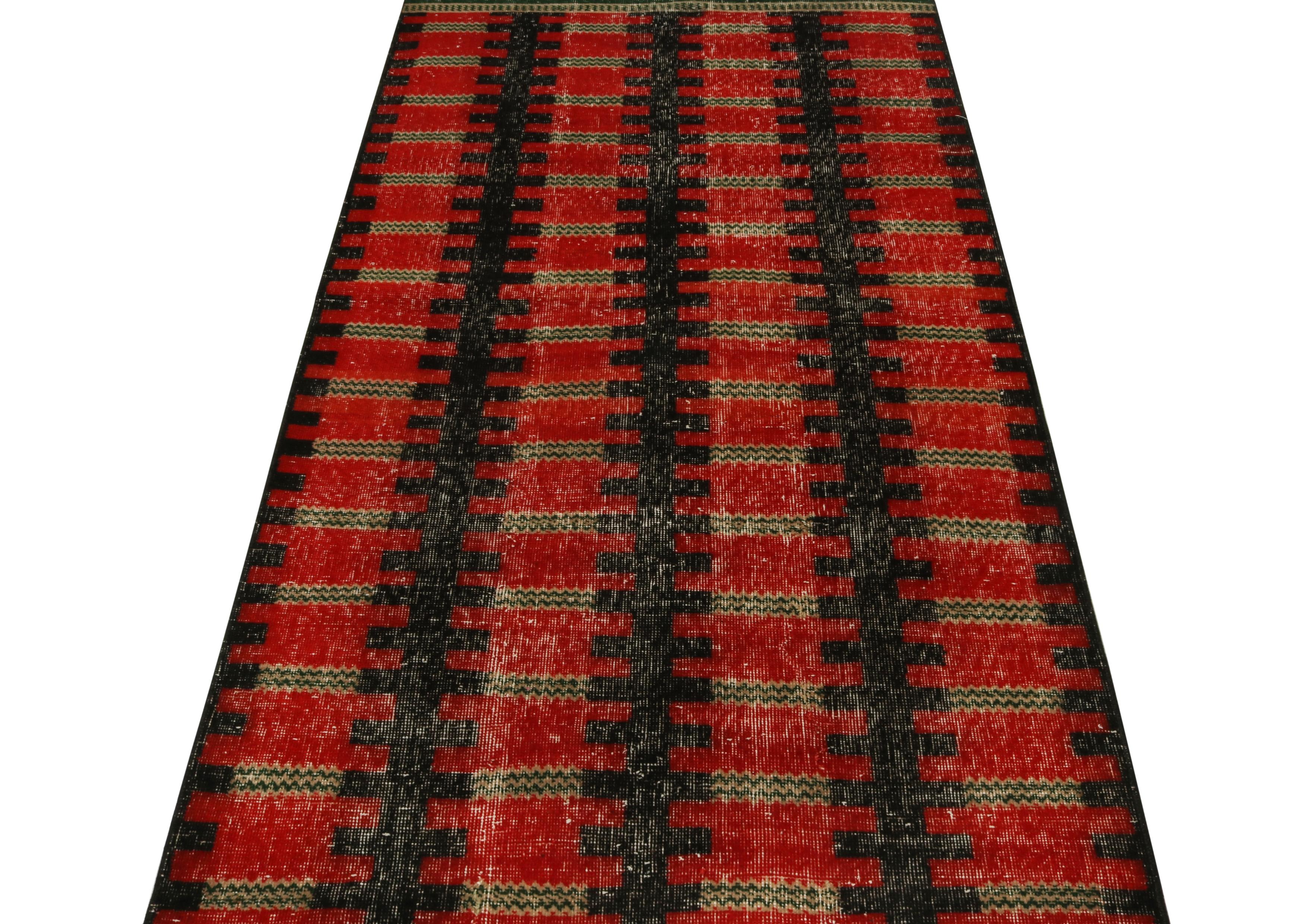 Turco Tappeti vintage Zeki Müren con motivo geometrico rosso e nero, di Rug & Kilim in vendita