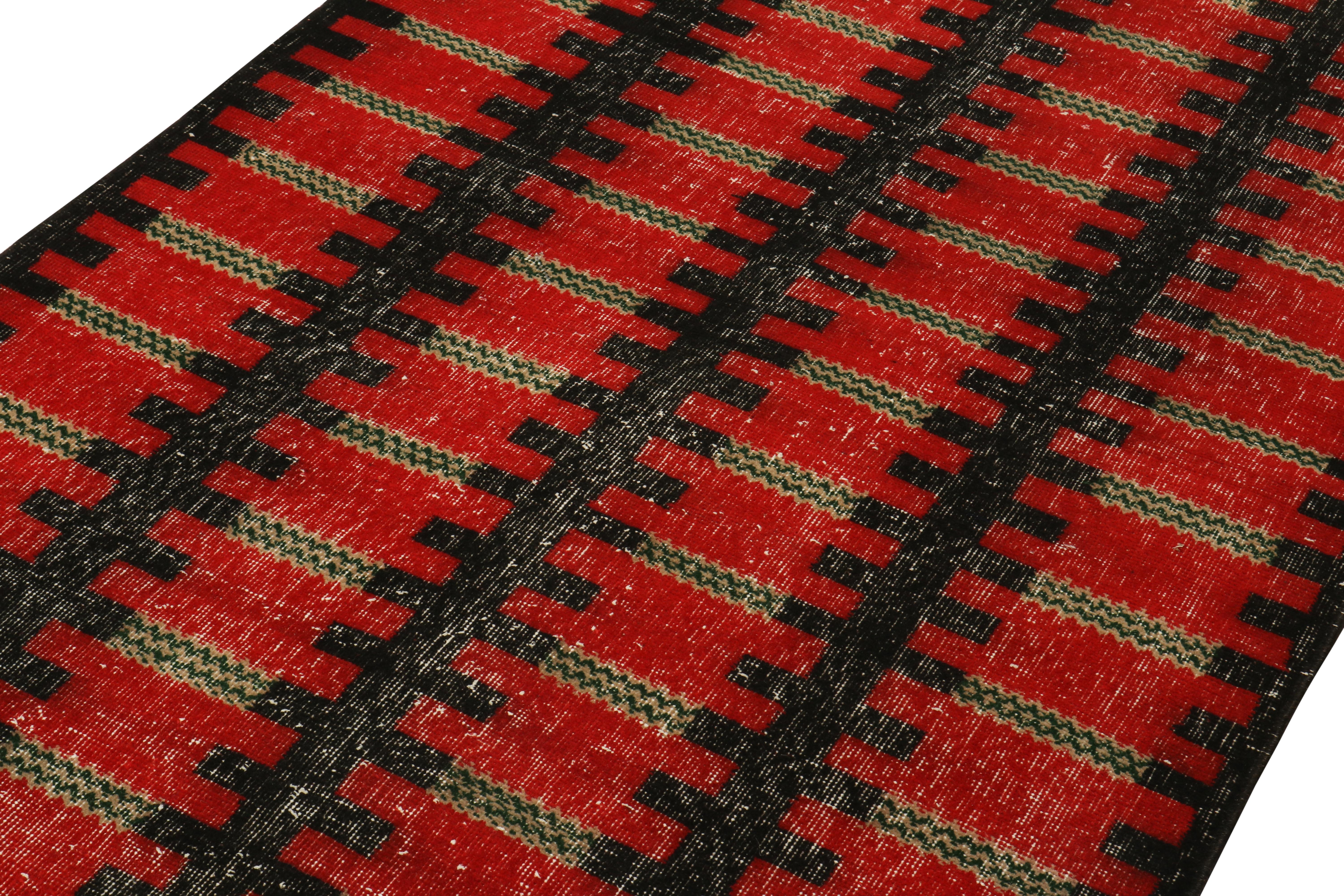Alfombras vintage Zeki Müren con dibujo geométrico rojo y negro, de Rug & Kilim Turco en venta