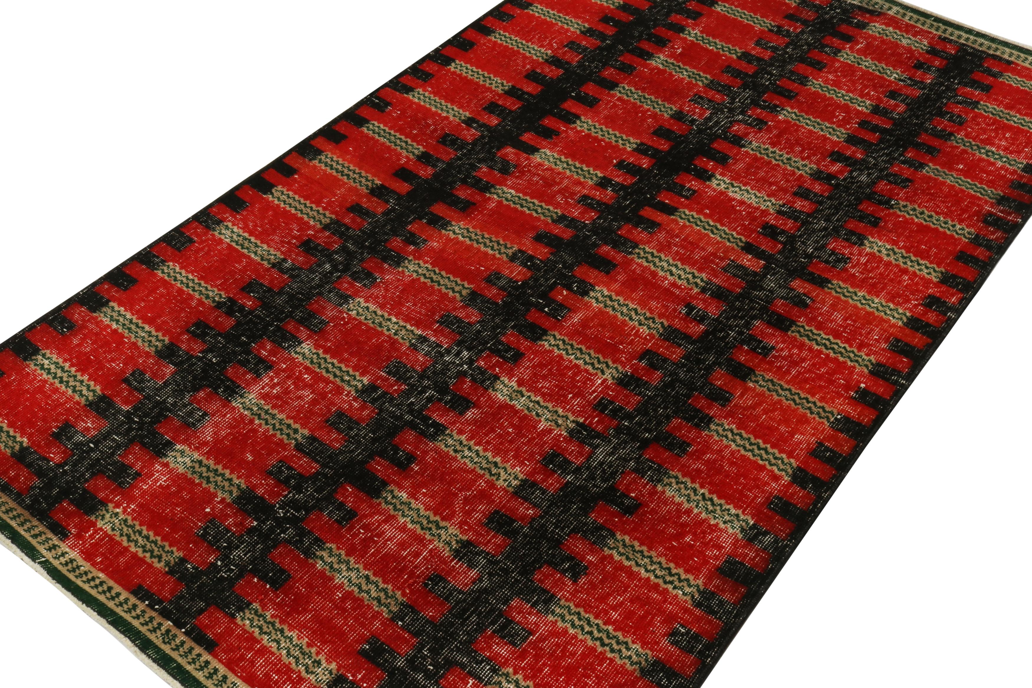 Annodato a mano Tappeti vintage Zeki Müren con motivo geometrico rosso e nero, di Rug & Kilim in vendita