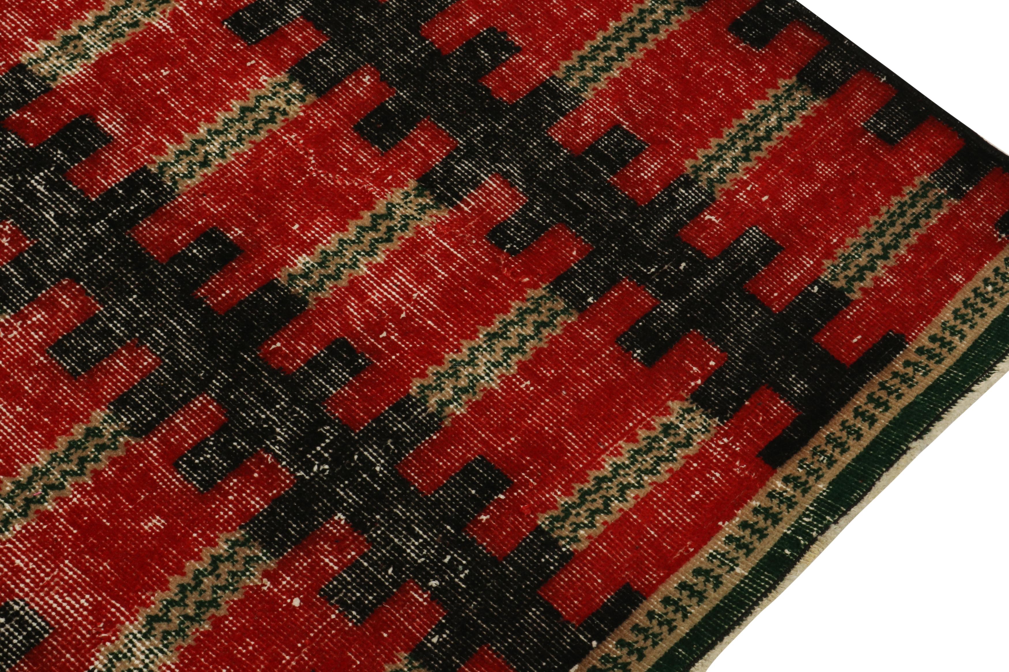 Tappeti vintage Zeki Müren con motivo geometrico rosso e nero, di Rug & Kilim In condizioni buone in vendita a Long Island City, NY