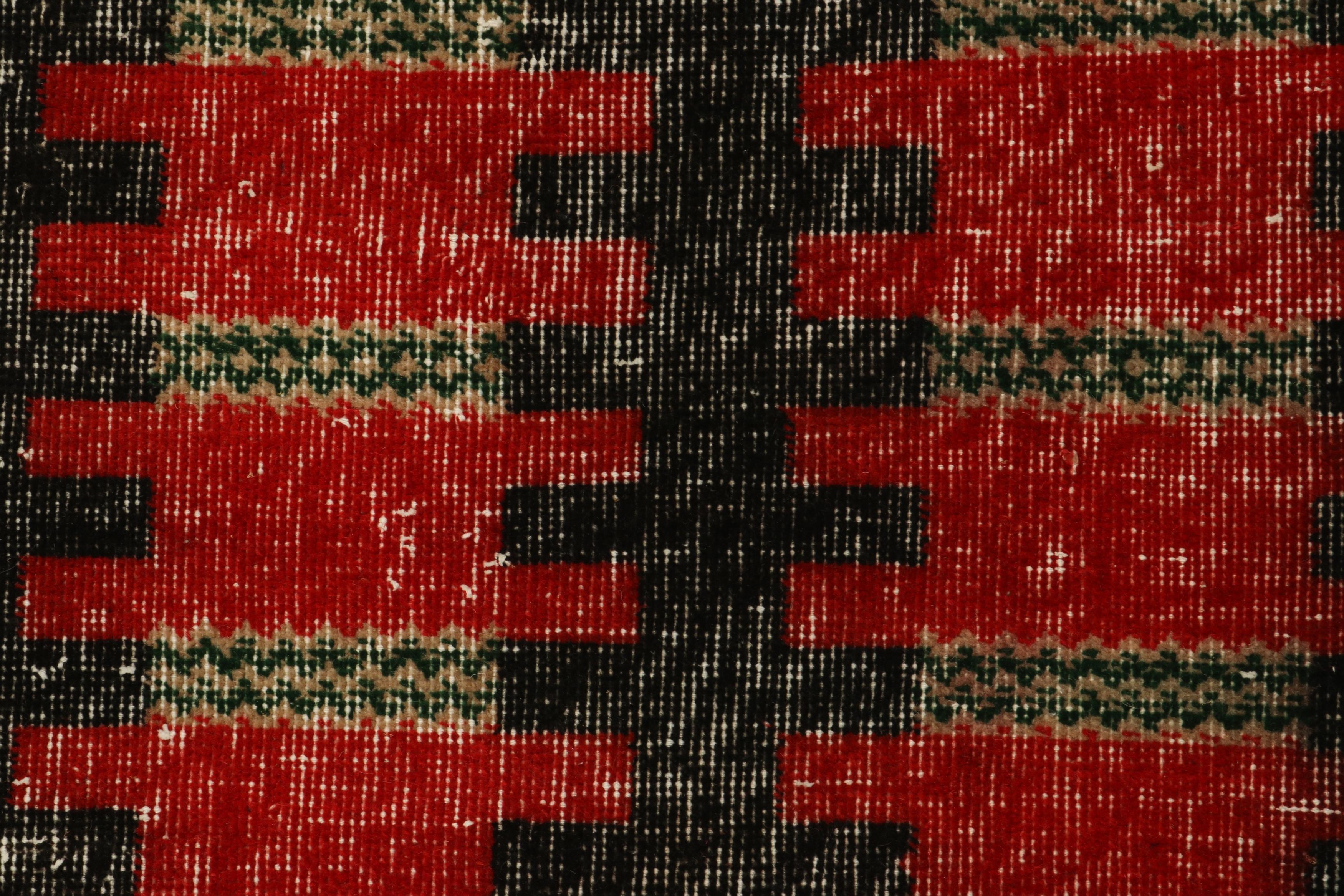 Metà XX secolo Tappeti vintage Zeki Müren con motivo geometrico rosso e nero, di Rug & Kilim in vendita