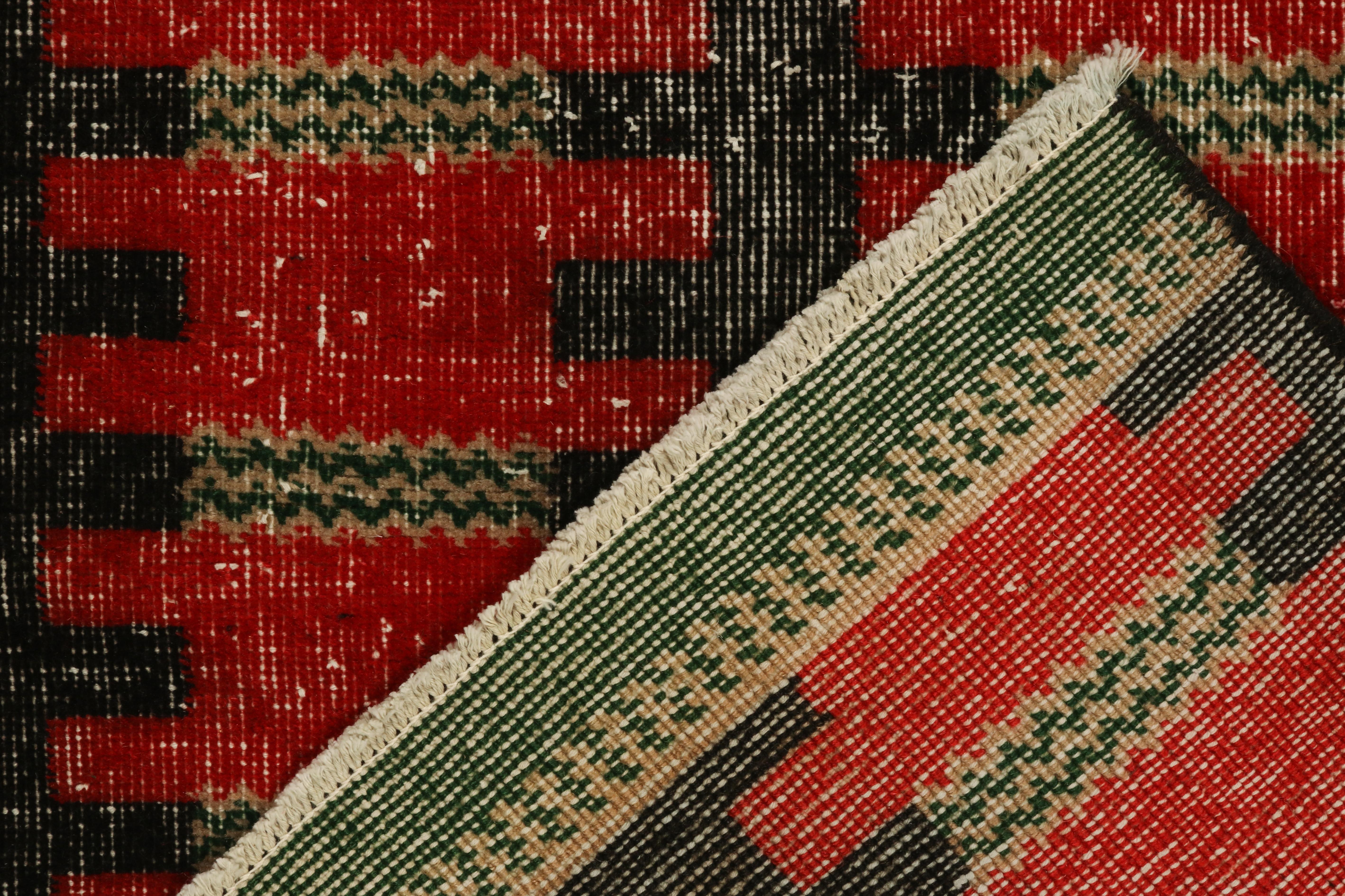 Alfombras vintage Zeki Müren con dibujo geométrico rojo y negro, de Rug & Kilim mediados del siglo XX en venta
