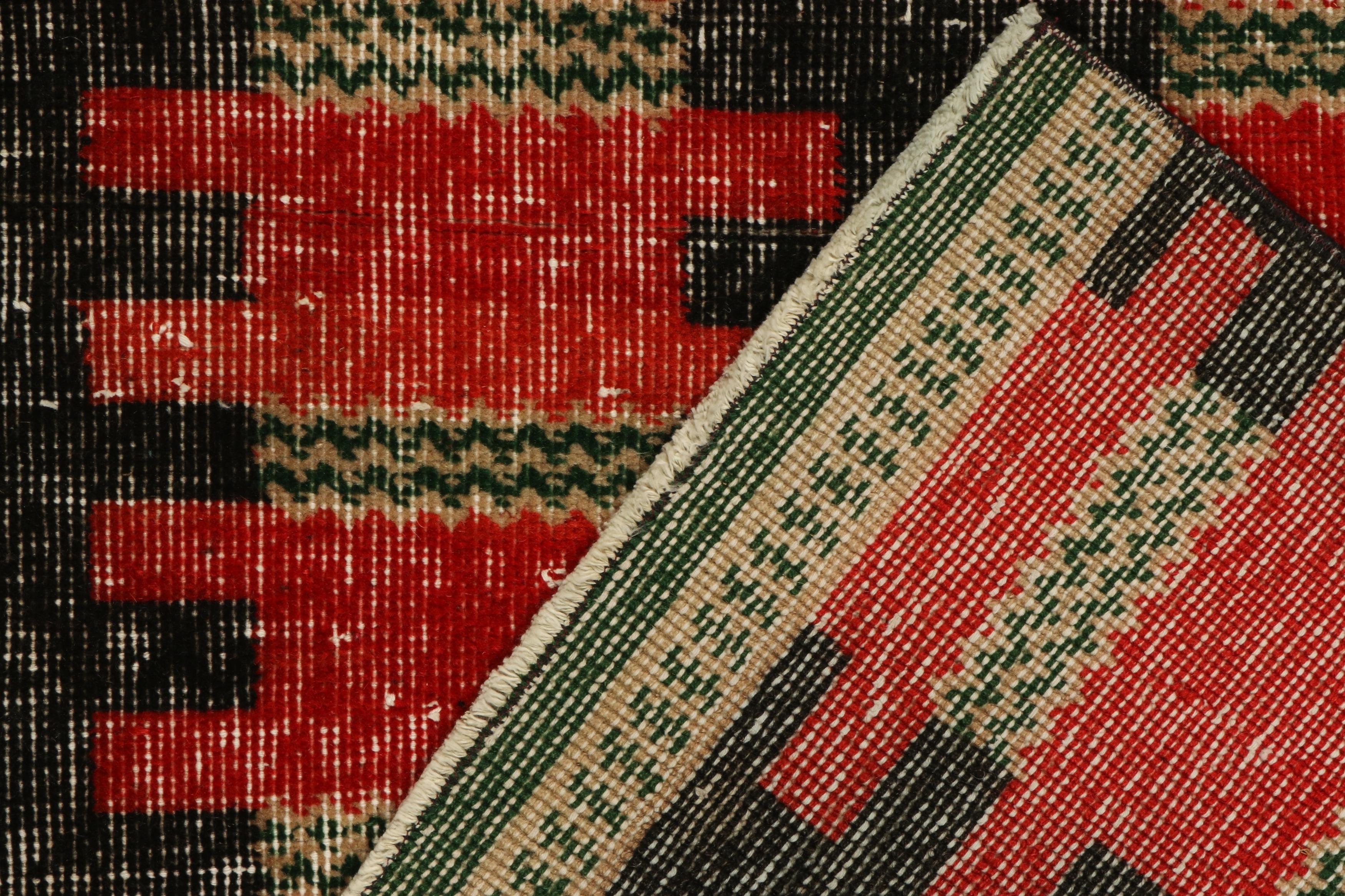 Lana Tappeti vintage Zeki Müren con motivo geometrico rosso e nero, di Rug & Kilim in vendita