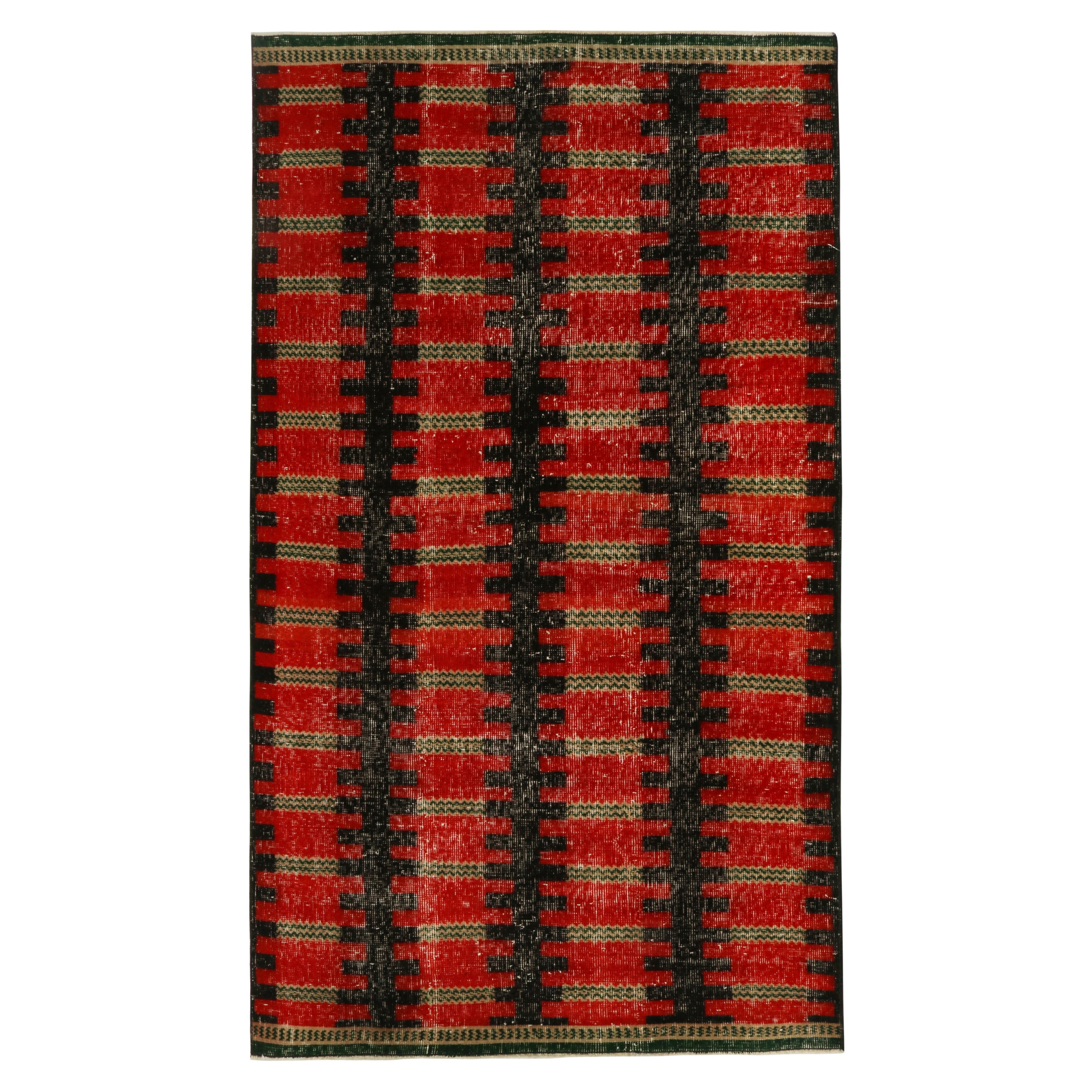 Tappeti vintage Zeki Müren con motivo geometrico rosso e nero, di Rug
Kilim