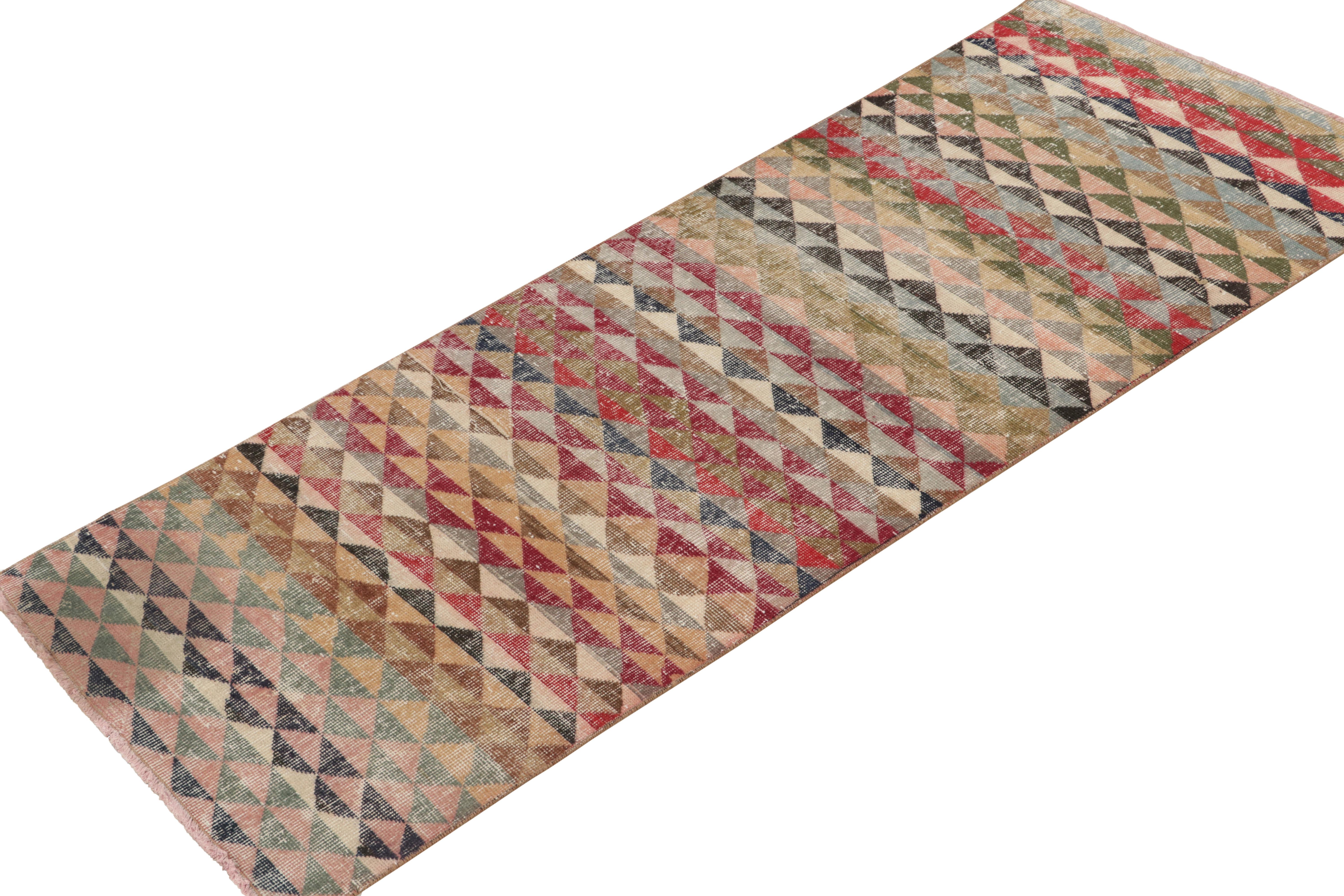 Vintage Zeki Müren Läufer in polychromem geometrischem Muster von Rug & Kilim (Art déco) im Angebot