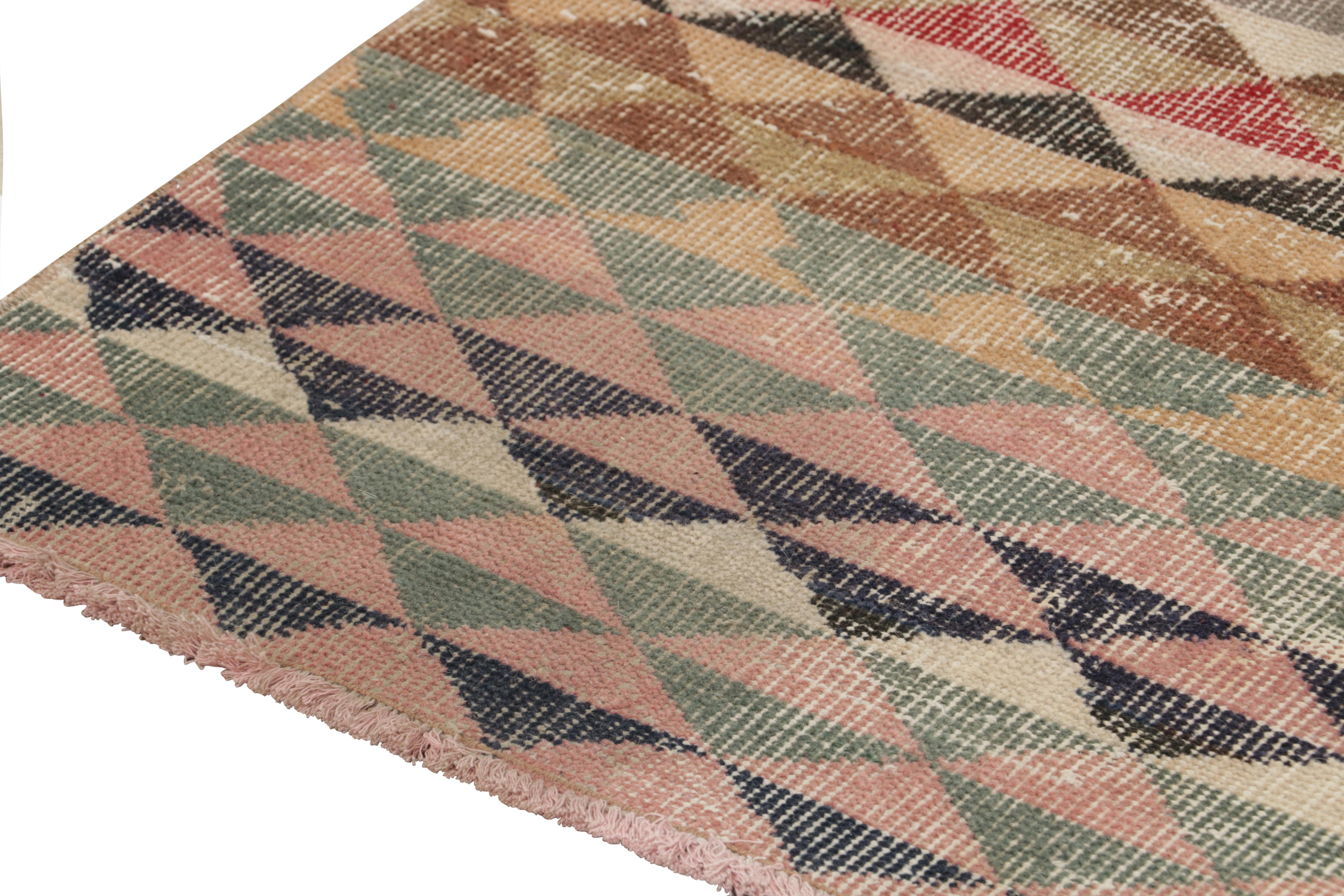 Vintage Zeki Müren Läufer in polychromem geometrischem Muster von Rug & Kilim (Handgeknüpft) im Angebot