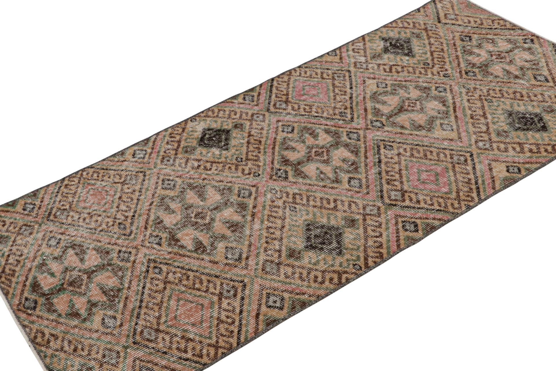 Dieser handgeknüpfte 3x6 Teppich aus Wolle stammt aus der Türkei (ca. 1960-1970) und zeigt das türkische Tribal-Design von Zeki Müren aus der Mitte des Jahrhunderts. 

Über das Design: 

Bewunderer des Kunsthandwerks werden feststellen, dass die