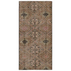 Vintage Zeki Müren Runner con motivi geometrici tribali all-over, da Rug & Kilim