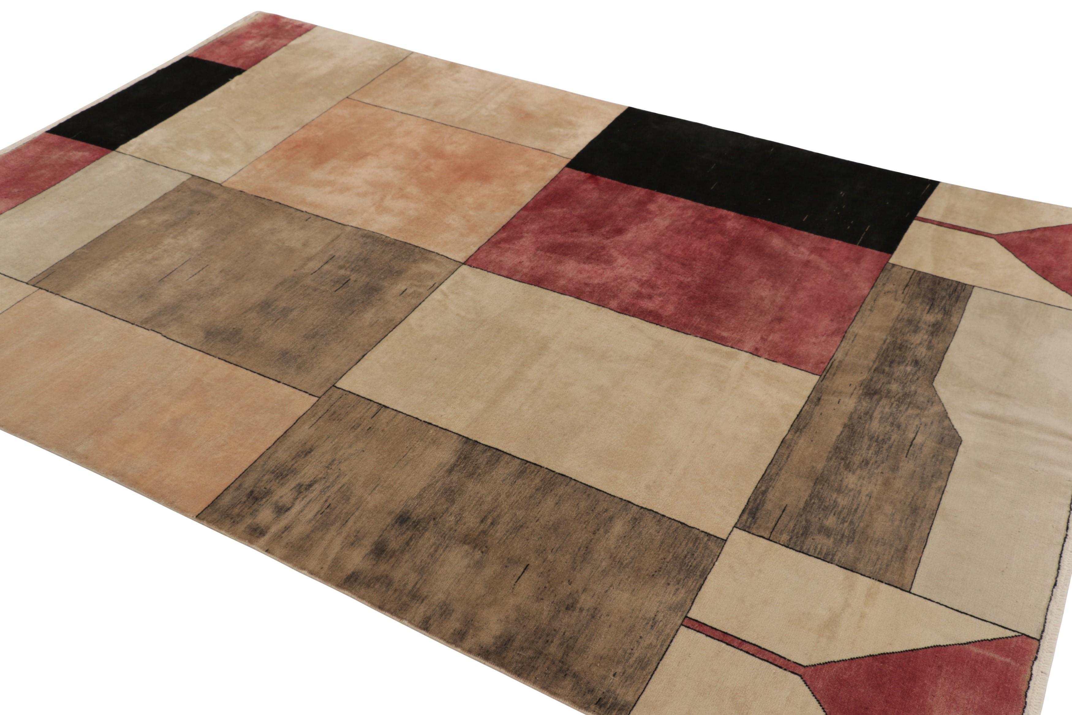 Vintage Zeki Müren Runner in Beige-Brown with Cubist Deco Patterns - Rug & Kilim In Good Condition For Sale In Long Island City, NY