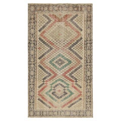 Runner vintage Zeki Müren con motivo geometrico beige e multicolore, di Rug & Kilim