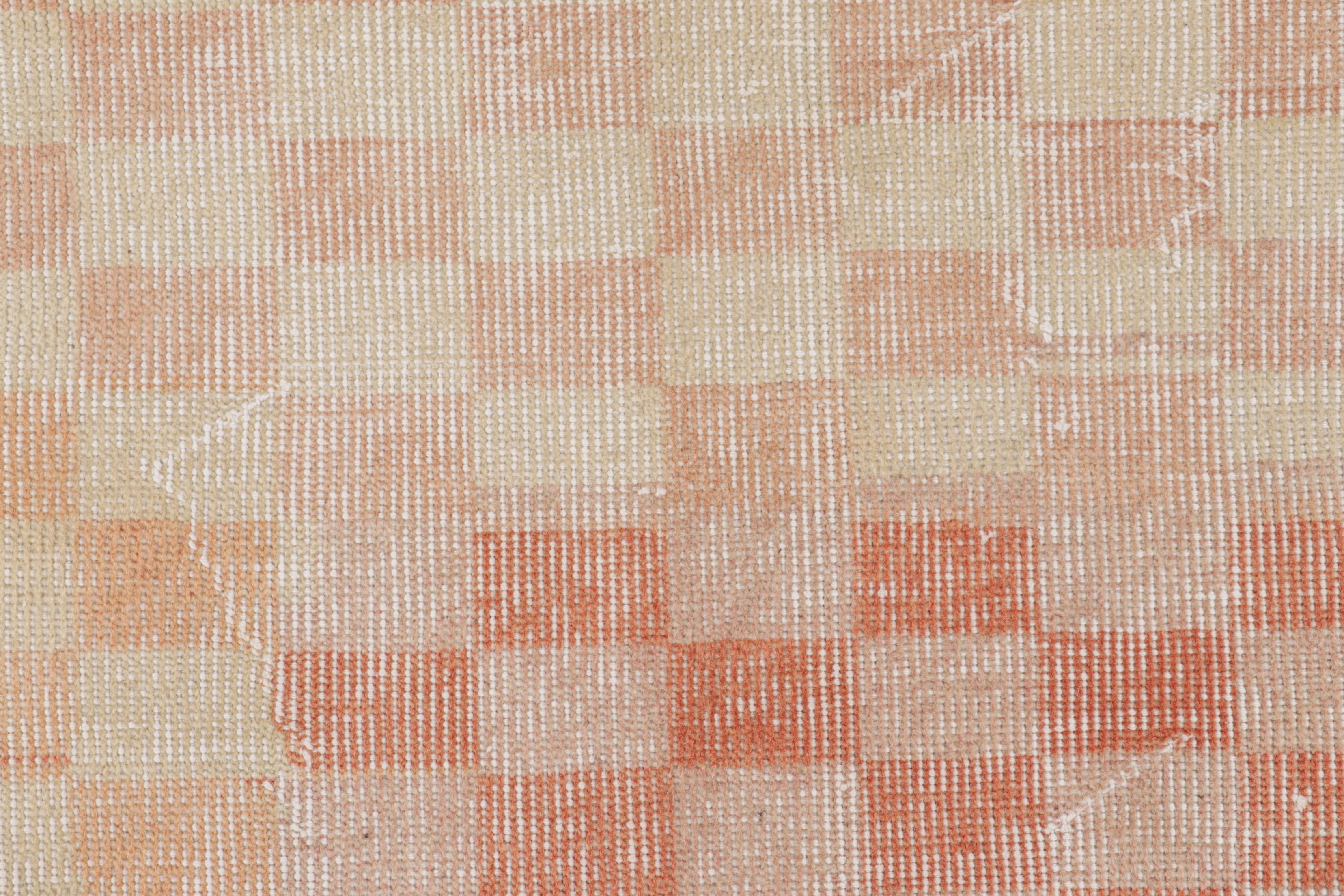 Turc Tapis de course vintage Zeki Müren à motifs cubistes beige et rose, de Rug & Kilim en vente