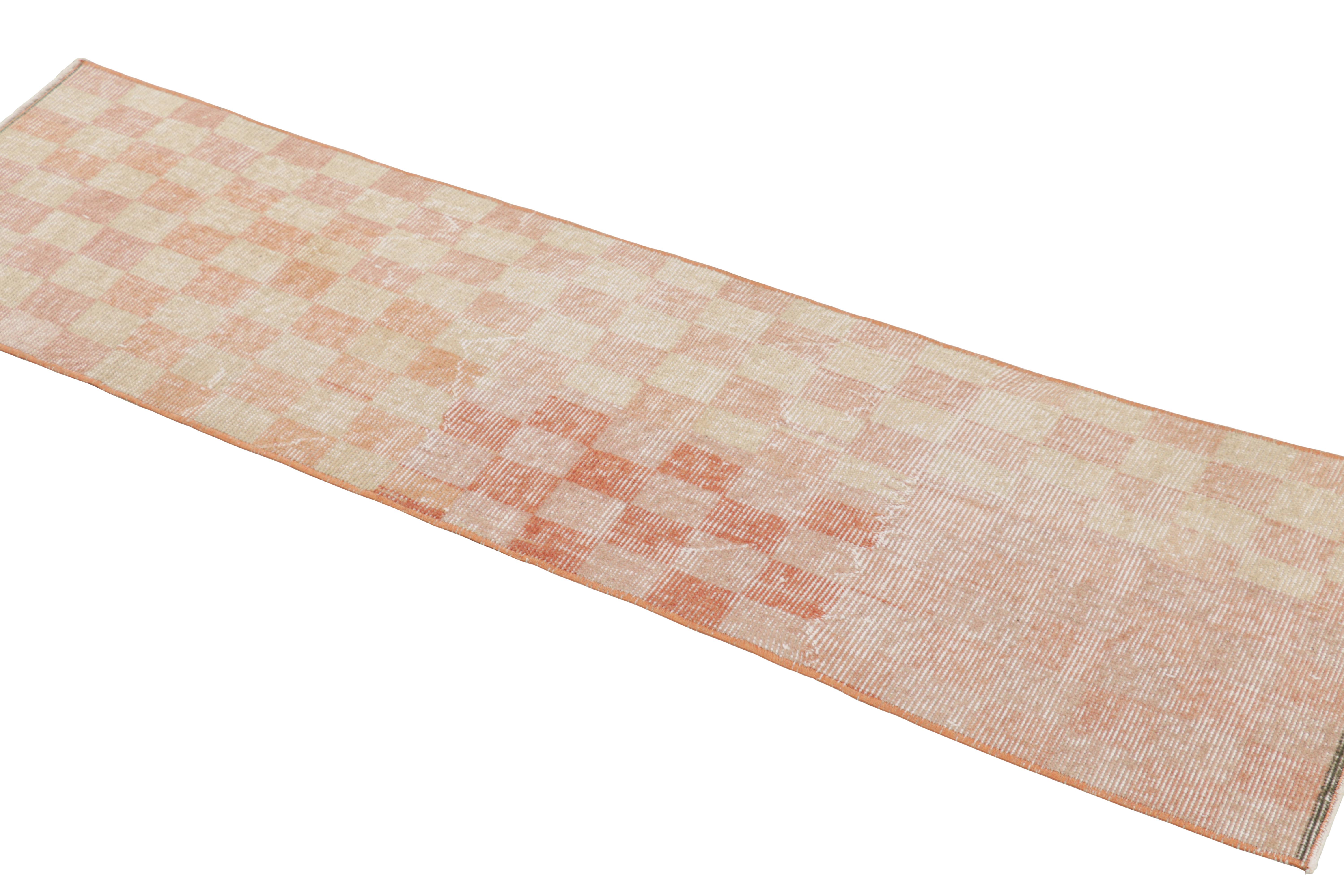 Noué à la main Tapis de course vintage Zeki Müren à motifs cubistes beige et rose, de Rug & Kilim en vente