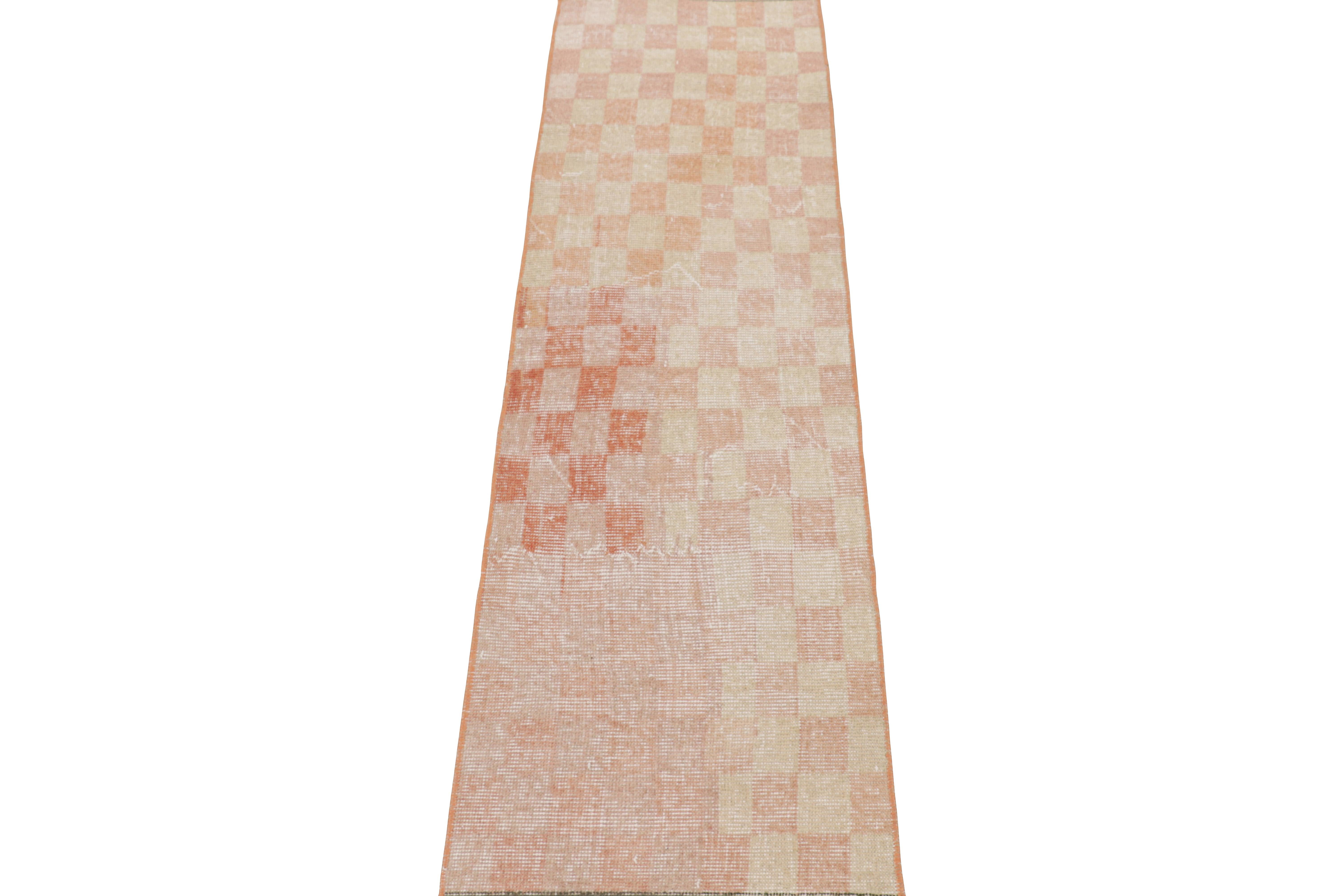 Tapis de course vintage Zeki Müren à motifs cubistes beige et rose, de Rug & Kilim Bon état - En vente à Long Island City, NY