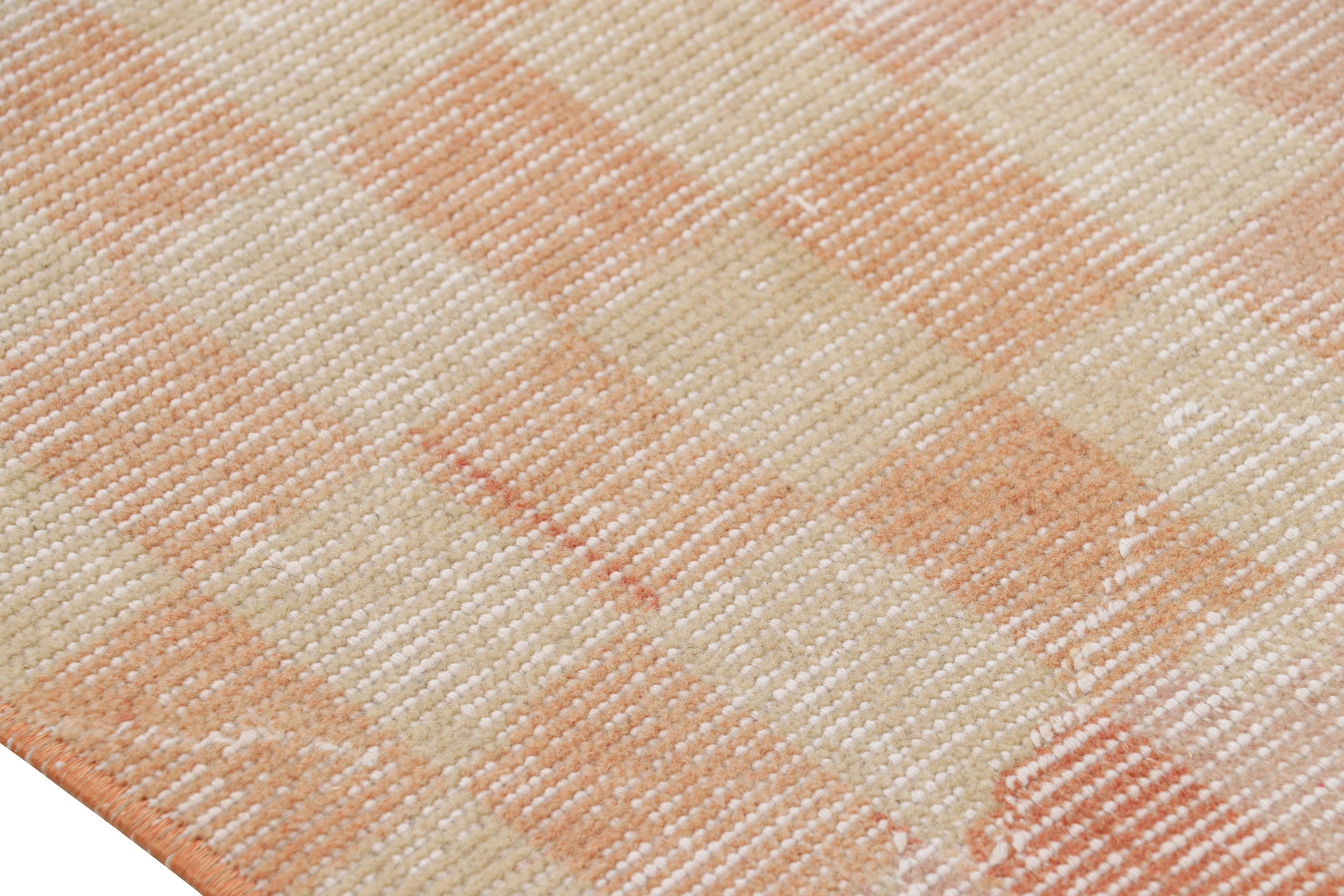 Milieu du XXe siècle Tapis de course vintage Zeki Müren à motifs cubistes beige et rose, de Rug & Kilim en vente
