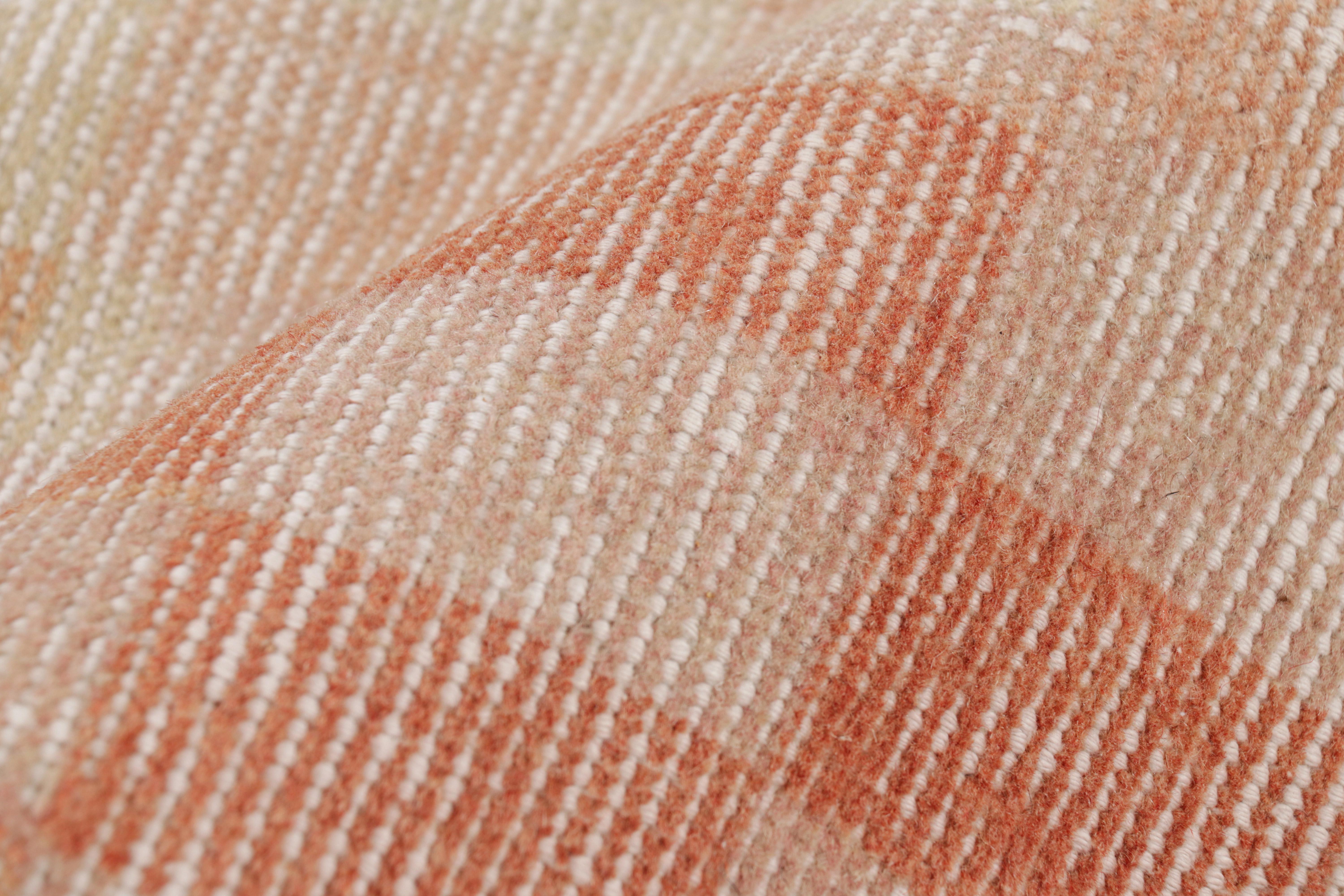 Laine Tapis de course vintage Zeki Müren à motifs cubistes beige et rose, de Rug & Kilim en vente